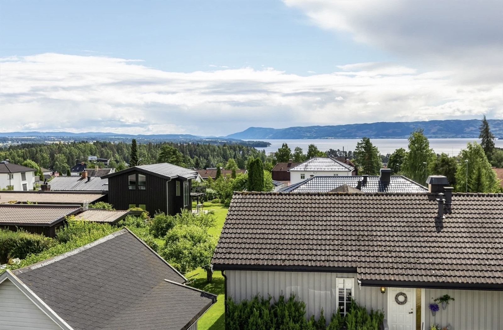 Det finnes flere fine badeplasser og parker langs Mjøsa. Galleribilde