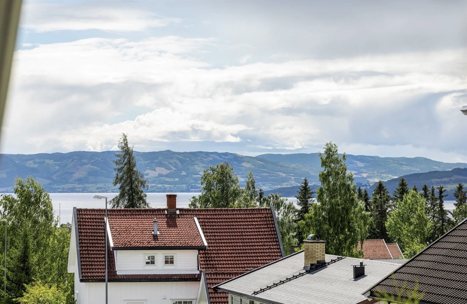 Fra kjøkkenet i 2. etg kan du nyte den fantastiske utsikten over Mjøsa. Galleribilde