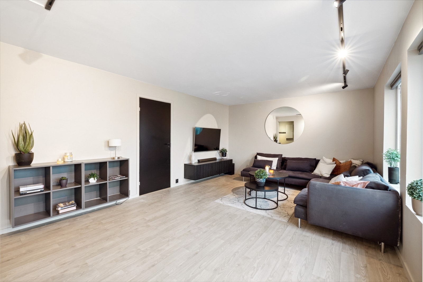 God plass til sofa og tilhørende tv-møblement. Galleribilde