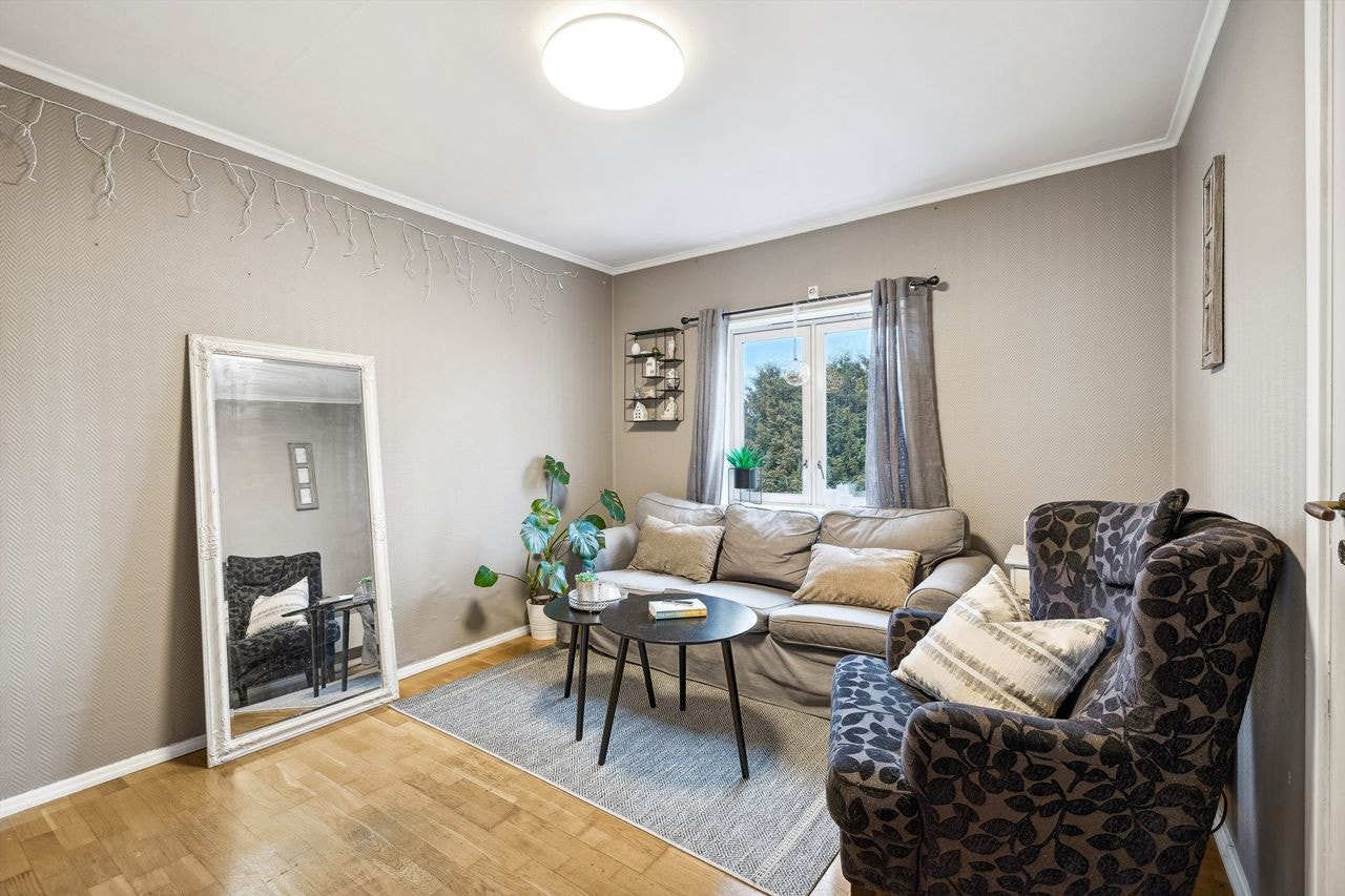 Stue i 2.etg med plass til sofa og stuemøblement. Galleribilde