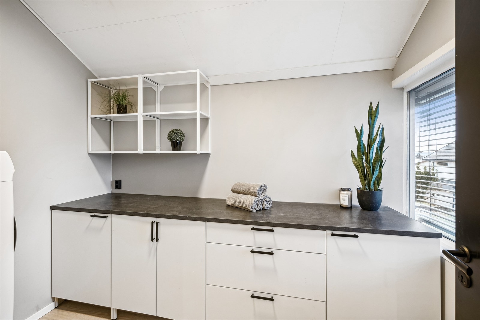 Vaskerom i 1.etg her har du god plass på benkeplate og i skap. Galleribilde