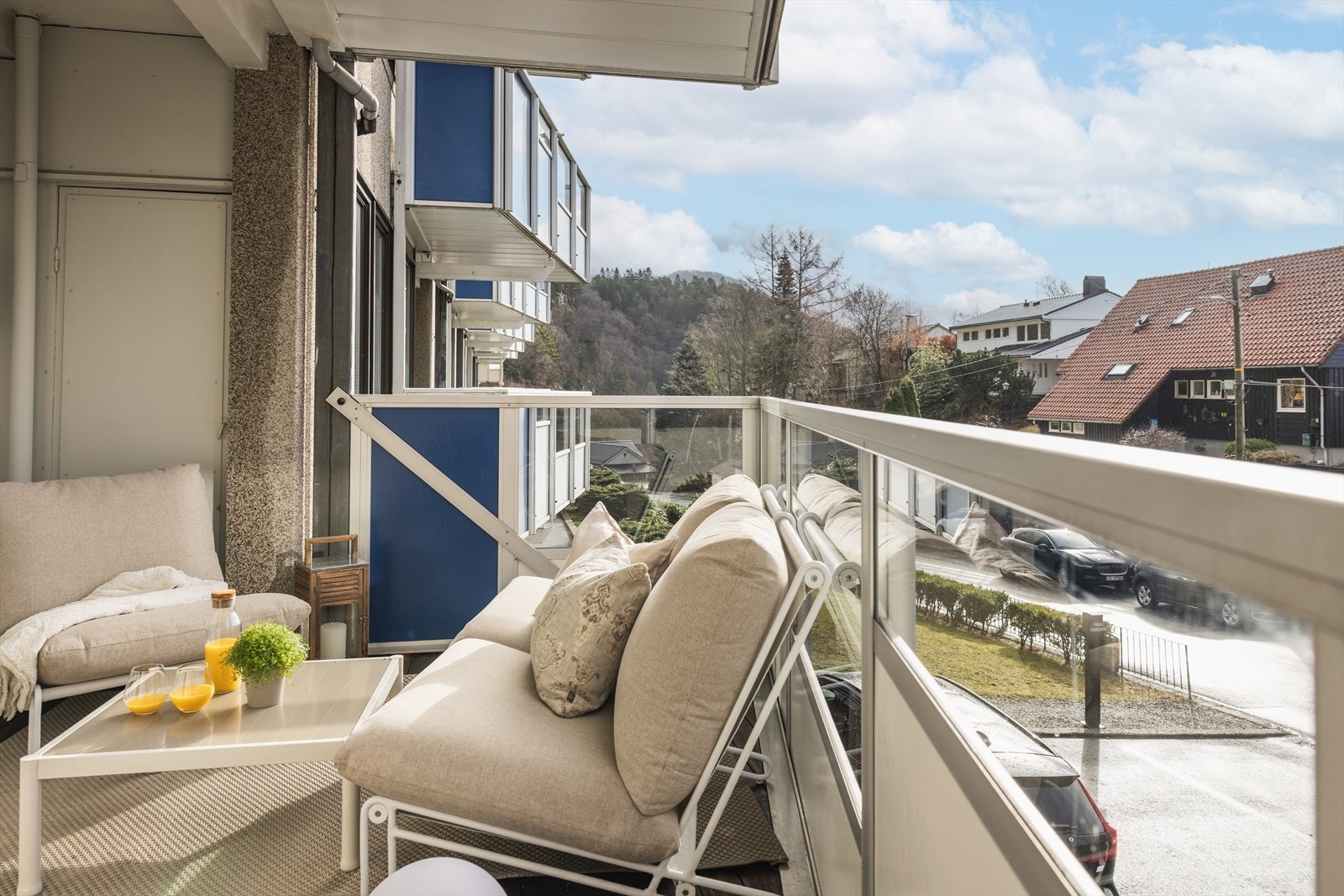 Fra stuen er det utgang til balkong målt til 9,7 kvm. Galleribilde