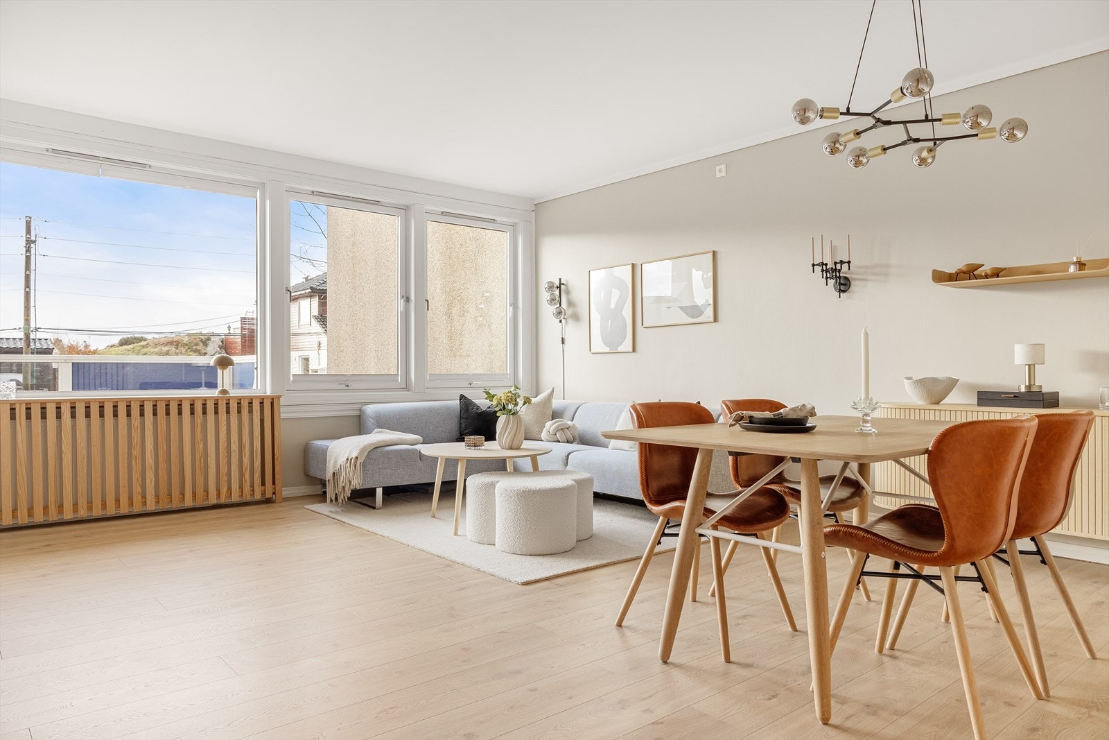 Romløsningen gjør det enkelt å innrede med både sofa- og spisegruppe. Galleribilde