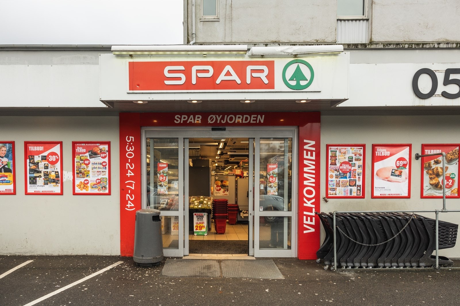 Nærmeste dagligvarebutikk er SPAR Øyjorden en kort gåtur unna. I område finner en også Rema 1000 Helleveien, SPAR Eikeviken, Joker Nyhavn samt også butikkene Tarim og Verdens Mat. Galleribilde