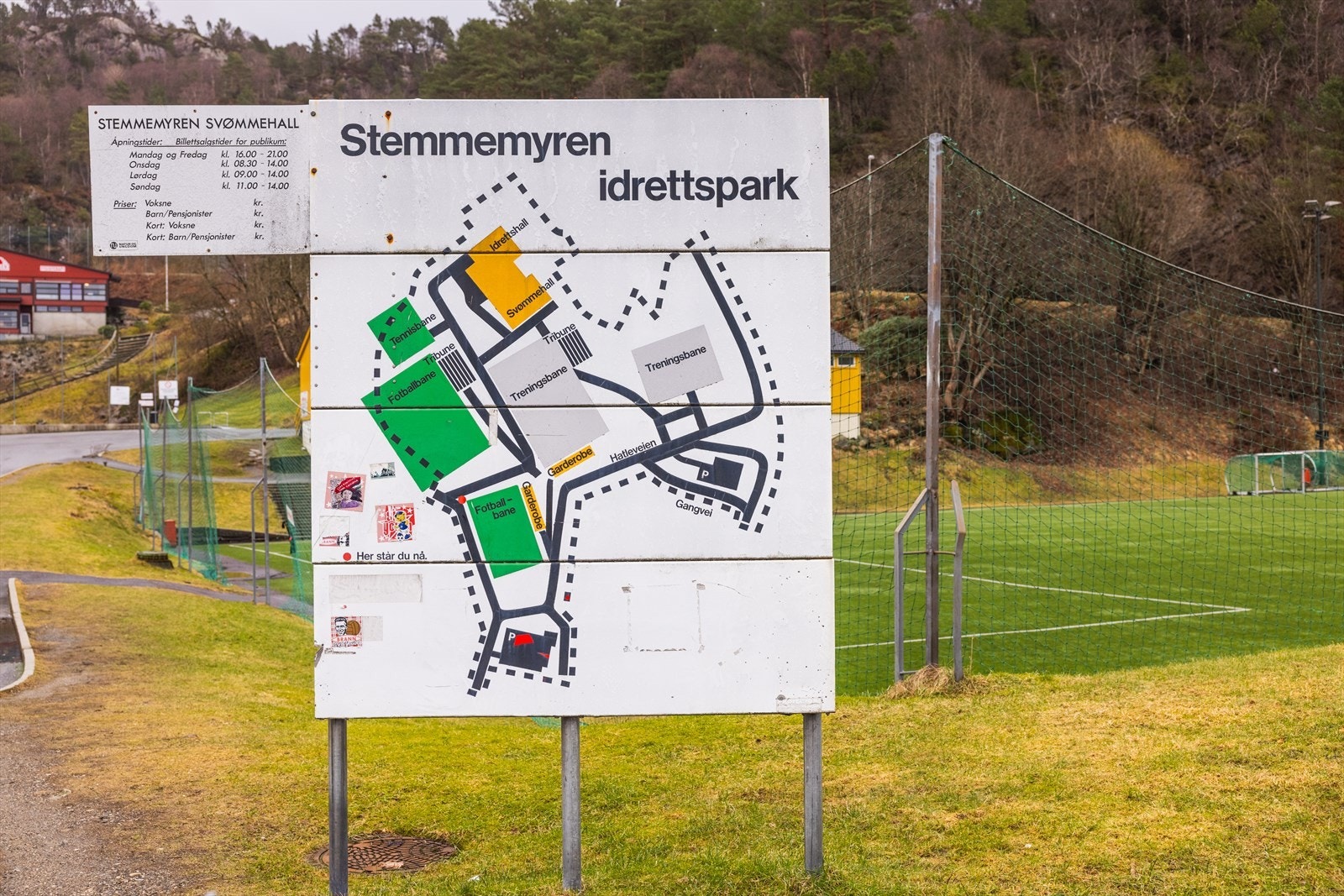 Stemmemyren idrettshall og kunstgressbane ligger like nedenfor og kan by på glimrende treningsmuligheter. Galleribilde