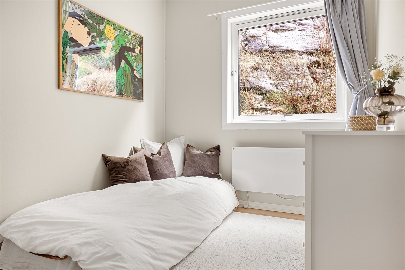 Rommene er malt i en tidsriktig fargekombinasjon som komplimenteres av det naturlige lysinnslippet. Galleribilde