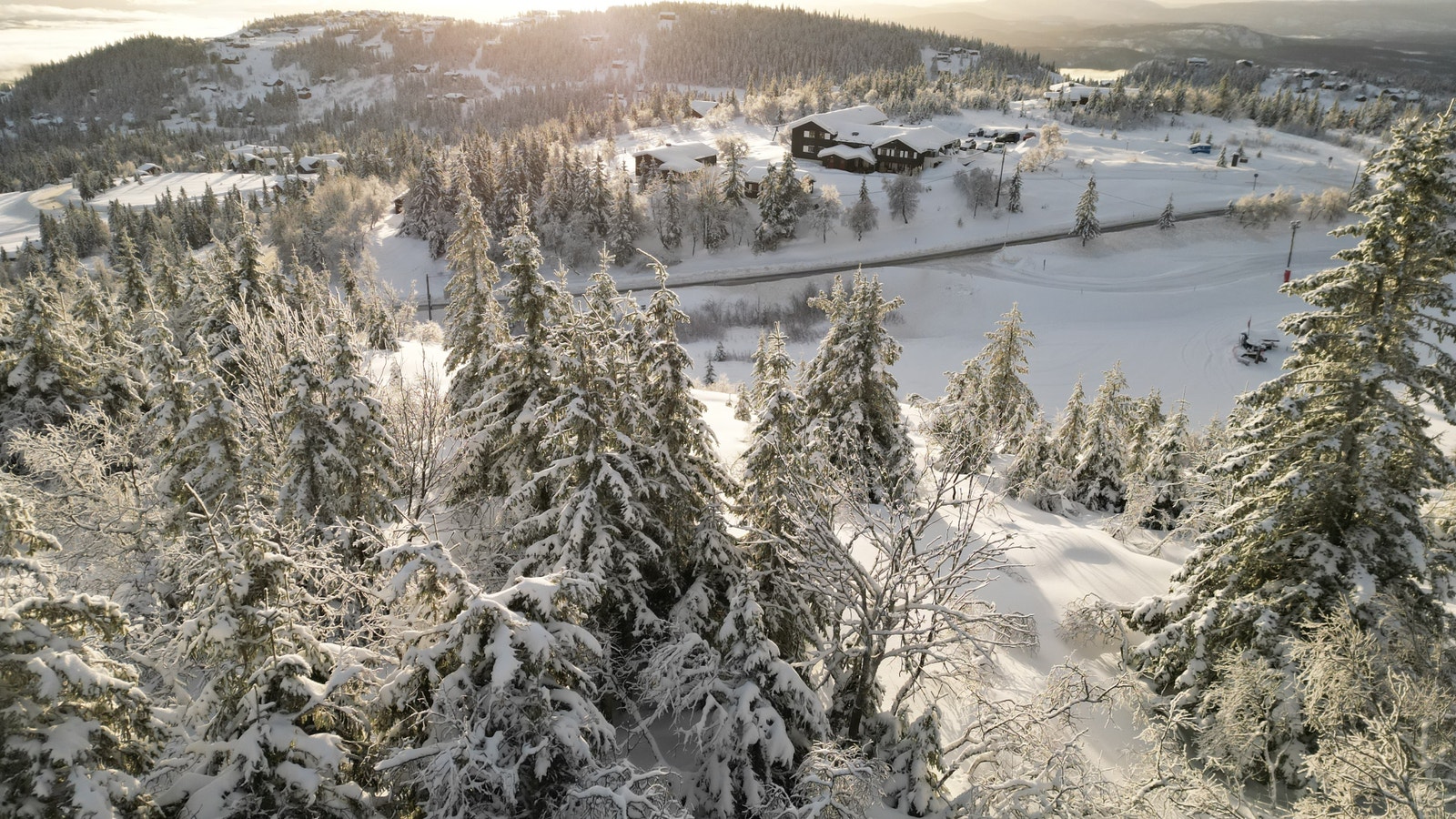 Kort vei ned til Lifjelstua. Galleribilde