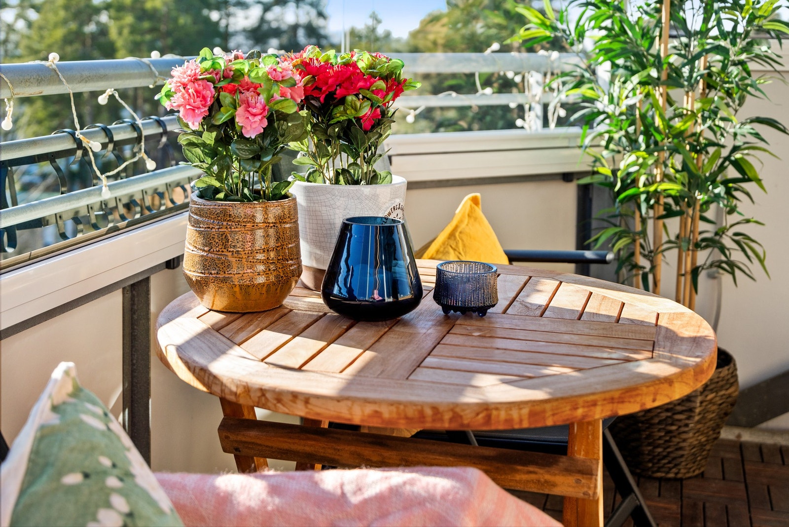 Balkongen har dekke av treheller og god plass til komfortable utemøbler Galleribilde