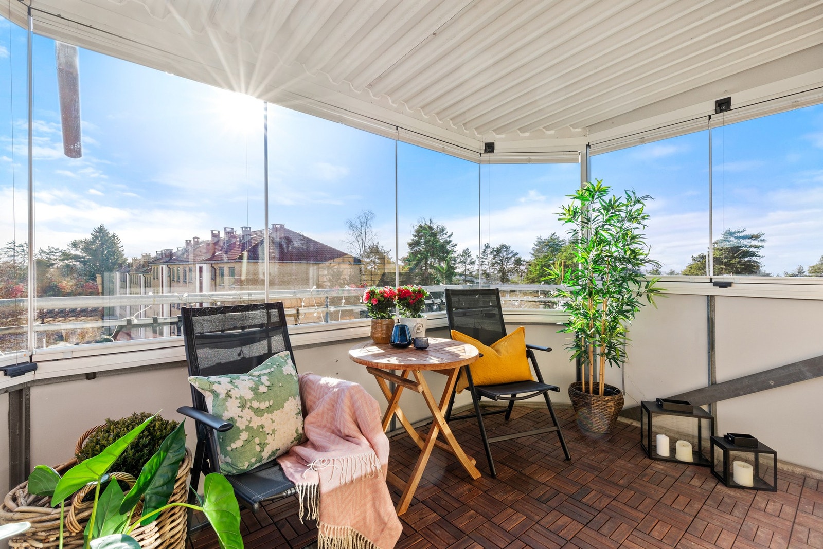 På varme sommerdager kan innglassingen skyves helt til side for å slippe inn mer luft. Galleribilde