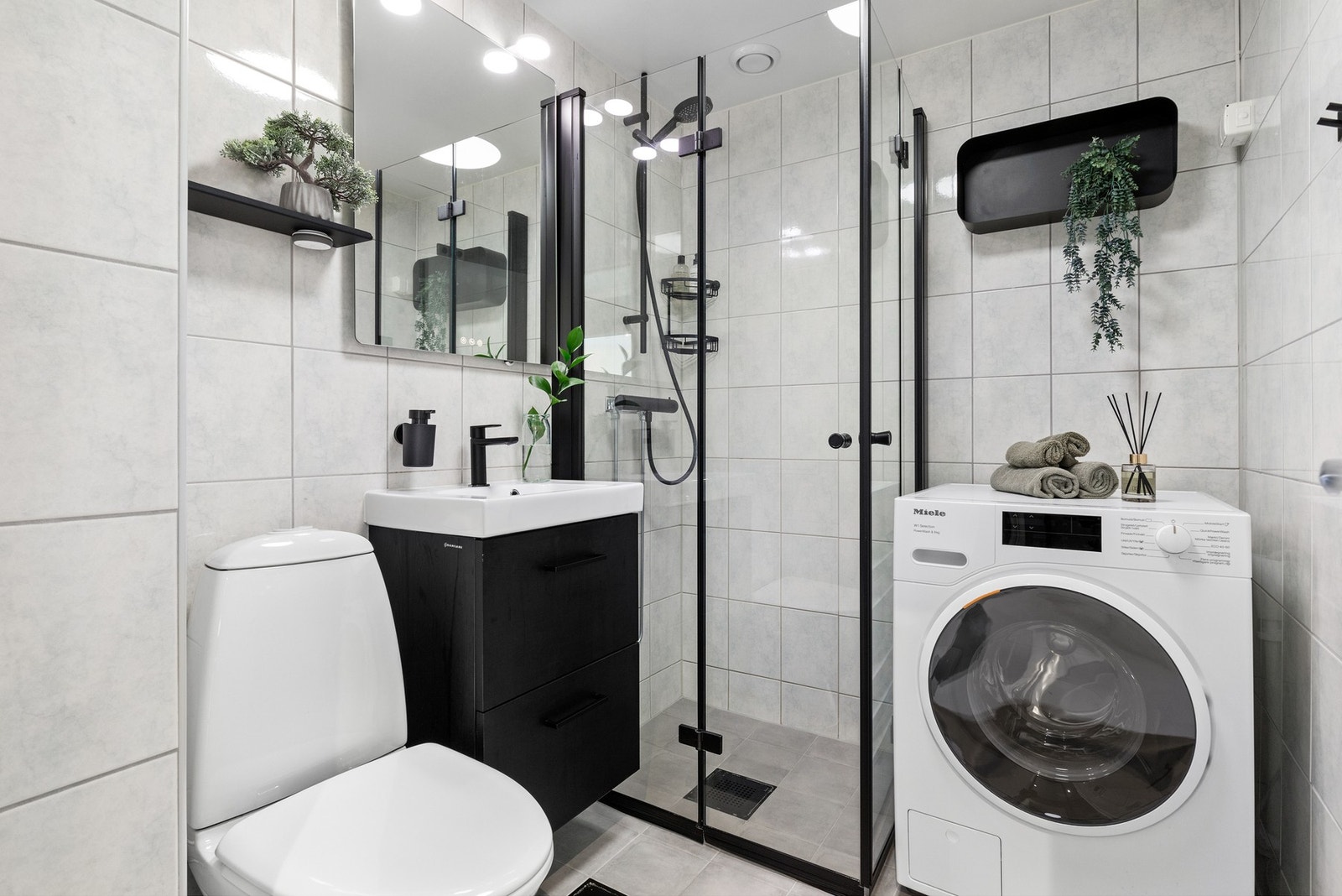 Badet ble modernisert i regi av borettslaget i 2003/2004, og oppgradert med ny innredning og nye fliser på gulv i 2020 Galleribilde