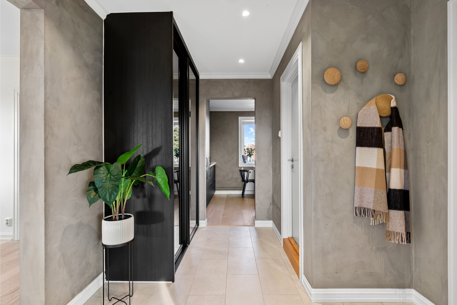 Entreen er innbydende med fliser på gulvet, downlights i himling Galleribilde