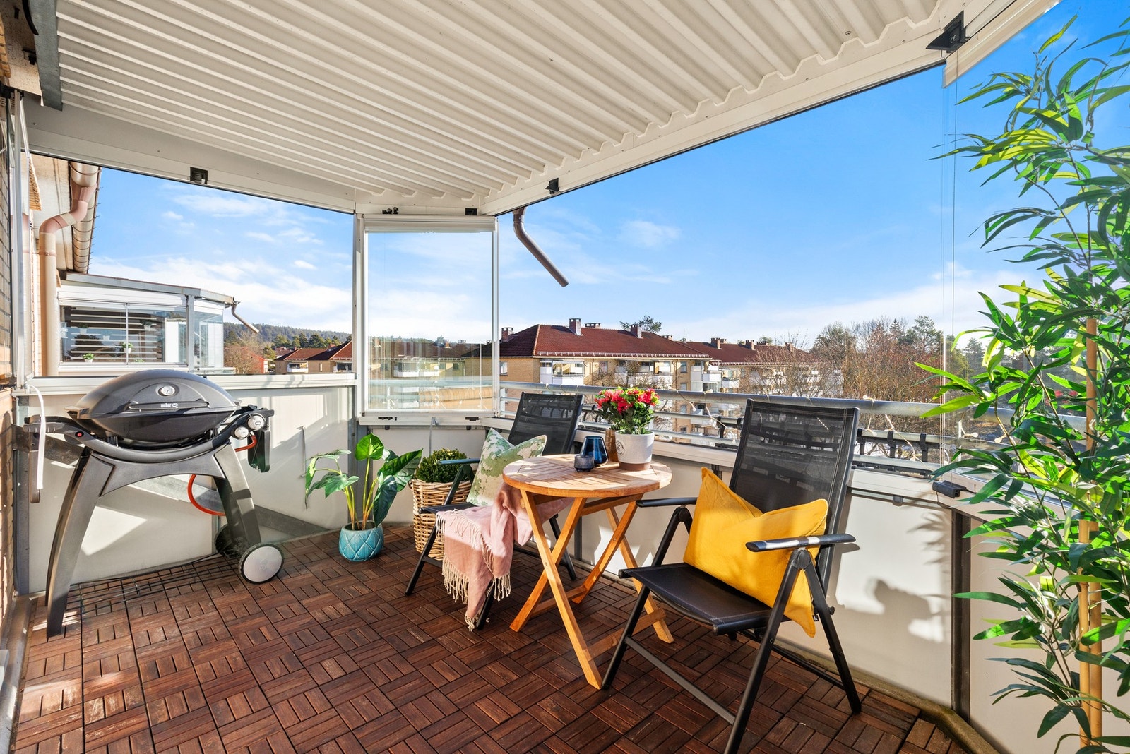 Fra stuen er det utgang til en solrik, sydvendt balkong på ca. 8,5 kvm med fint utsyn over området og noe utsikt til skog og mark Galleribilde