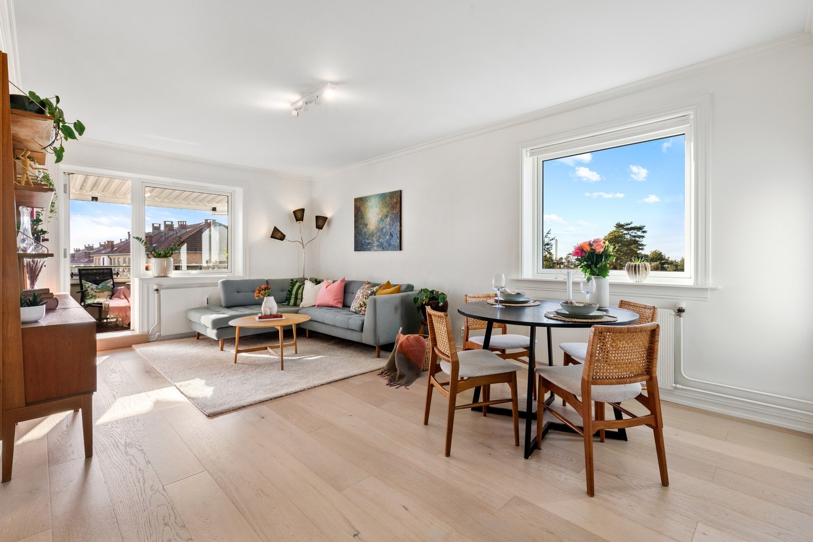 Leiligheten har velholdt standard, fine oppgraderinger og luftig planløsning - her kan man flytte rett inn Galleribilde