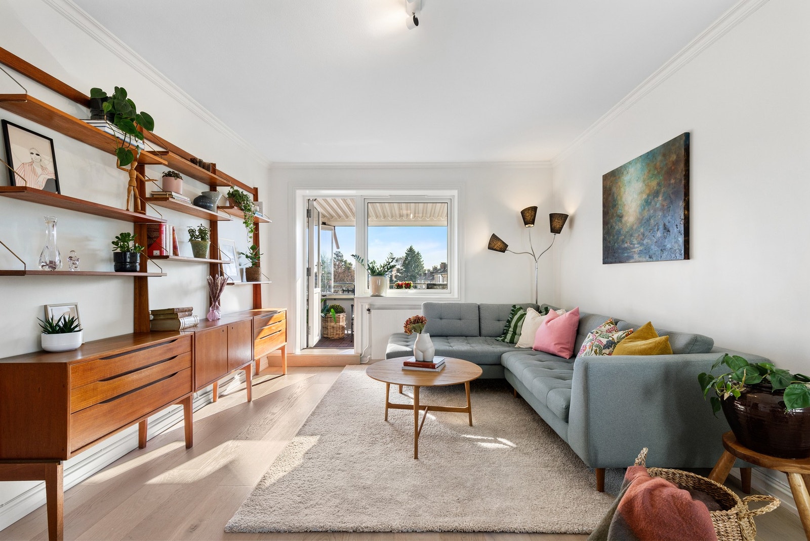 Stuen har utgang til en innglasset, sydvendt balkong Galleribilde