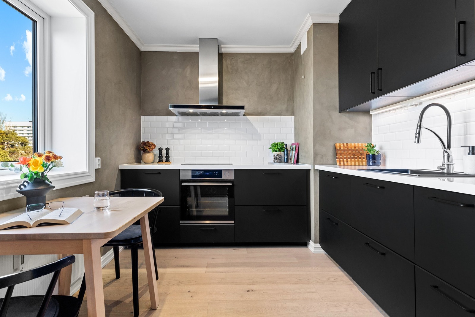 Kjøkkenet ligger i eget rom med nordvendte vinduer og pen Ikea-innredning fra 2017 Galleribilde