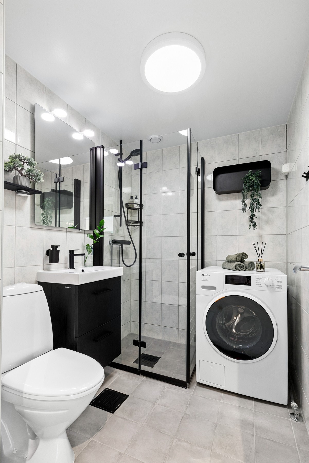 Baderommet har vannbåren gulvvarme og listefri himling med taklampe. Galleribilde