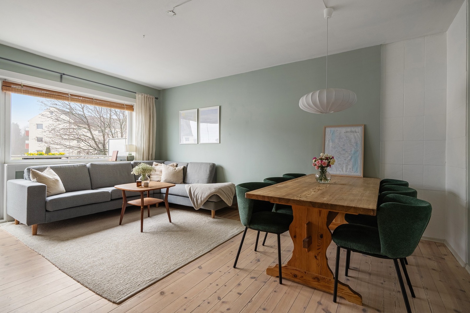 - Fin og romslig stue med god plass til sofagruppe og spisebord - Galleribilde