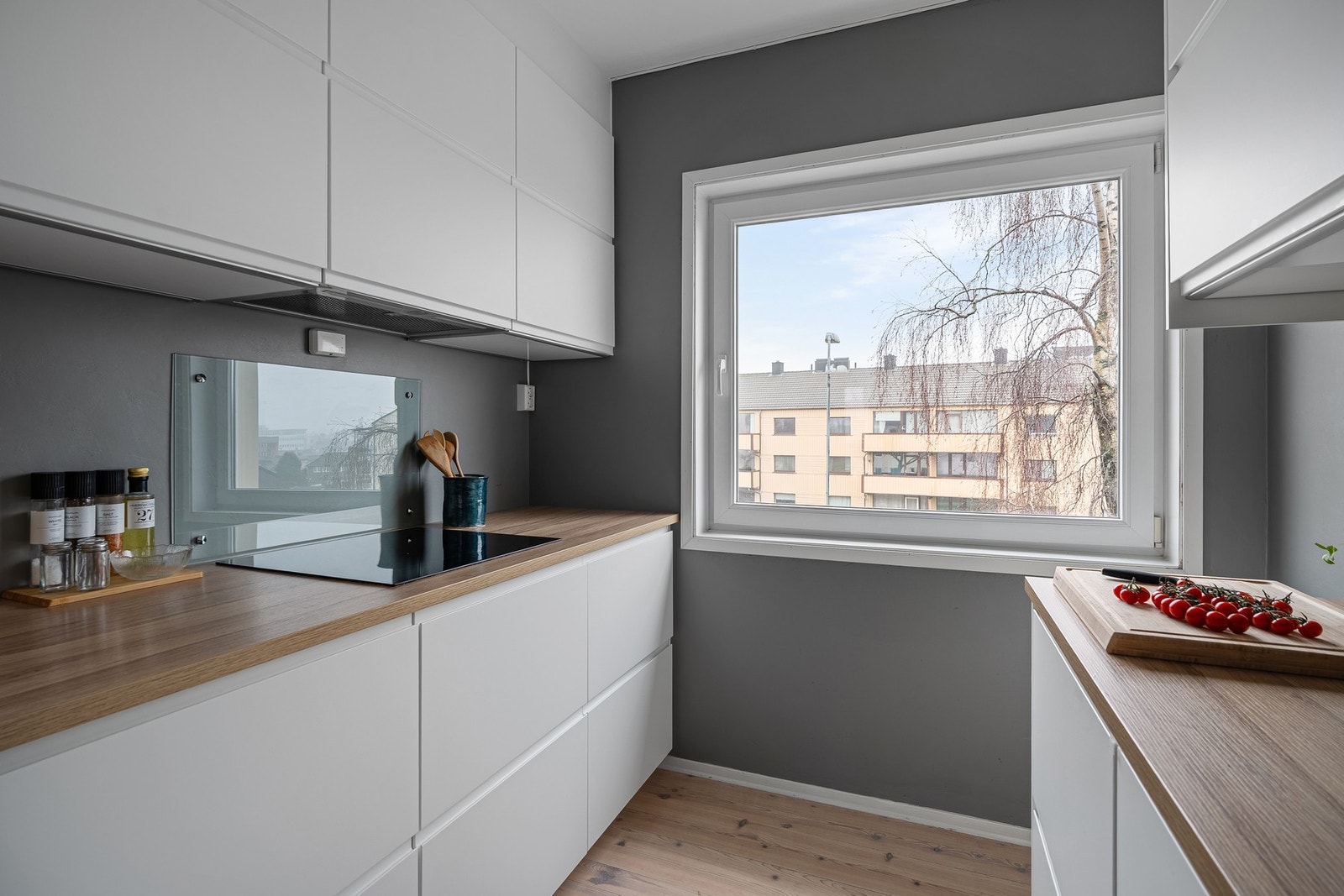- Kjøkken er særdeles godt utnyttet med benk/skap på begge sider som gjør det enkelt og praktisk for matlagingen - Galleribilde