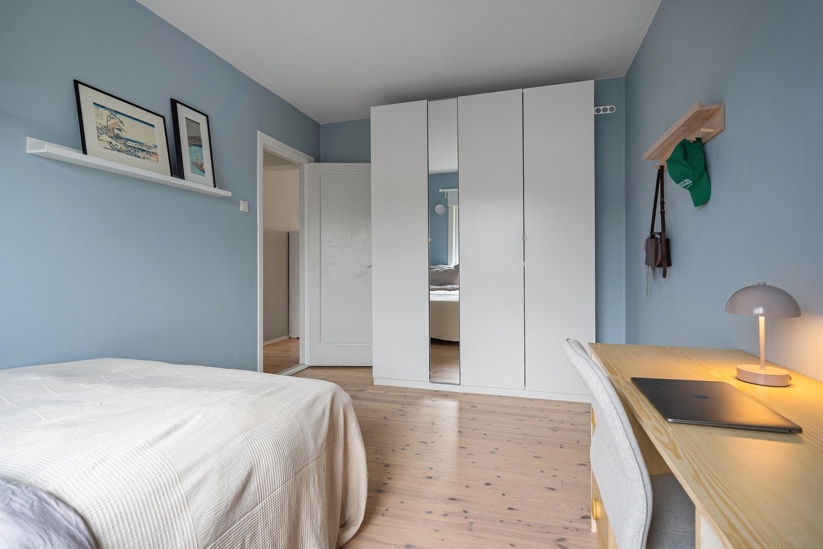 - Her er det god plass til både stor seng, pult og garderobeskap - Galleribilde