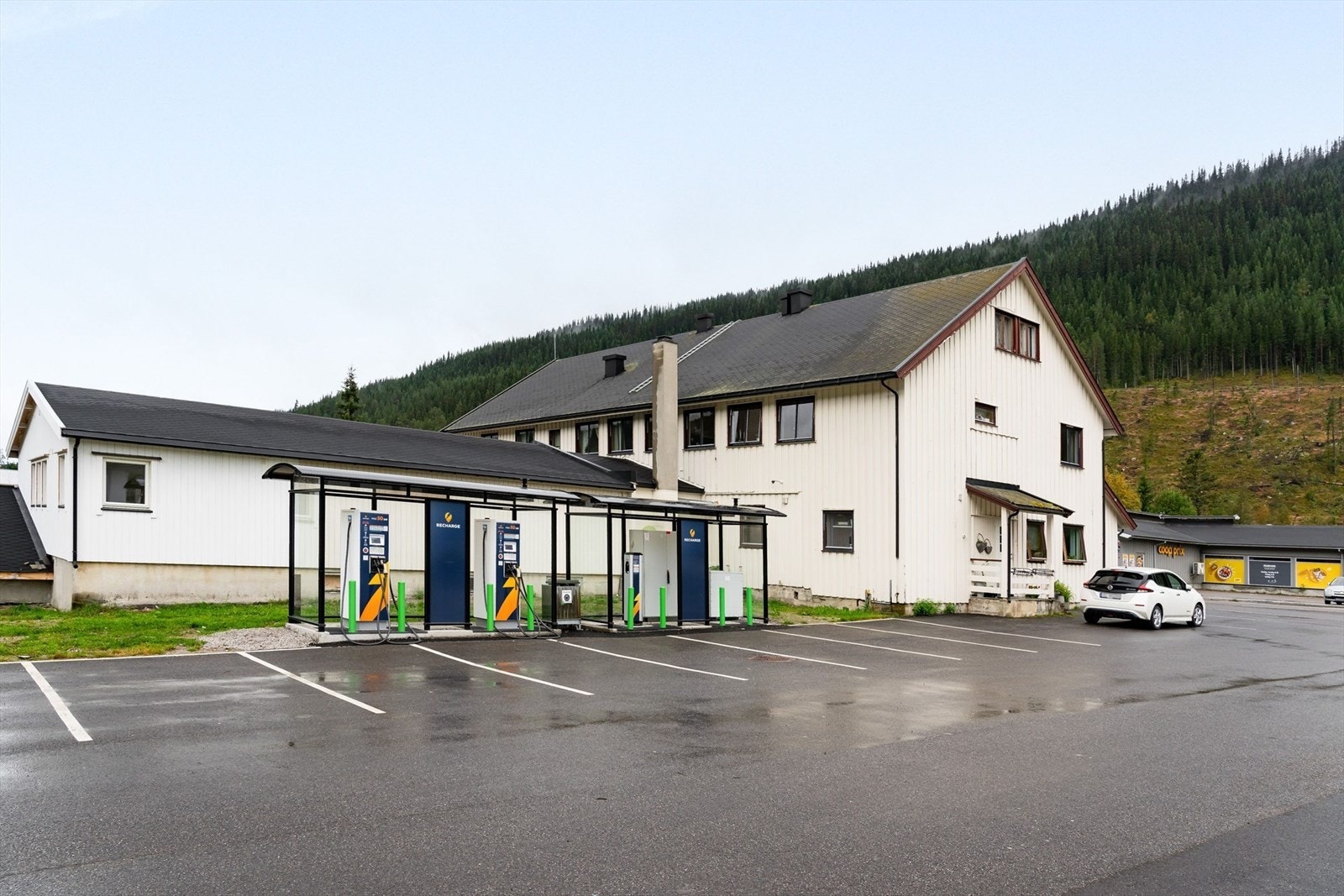 Gode parkeringsmuligheter på asfaltert gårdsplass. Galleribilde