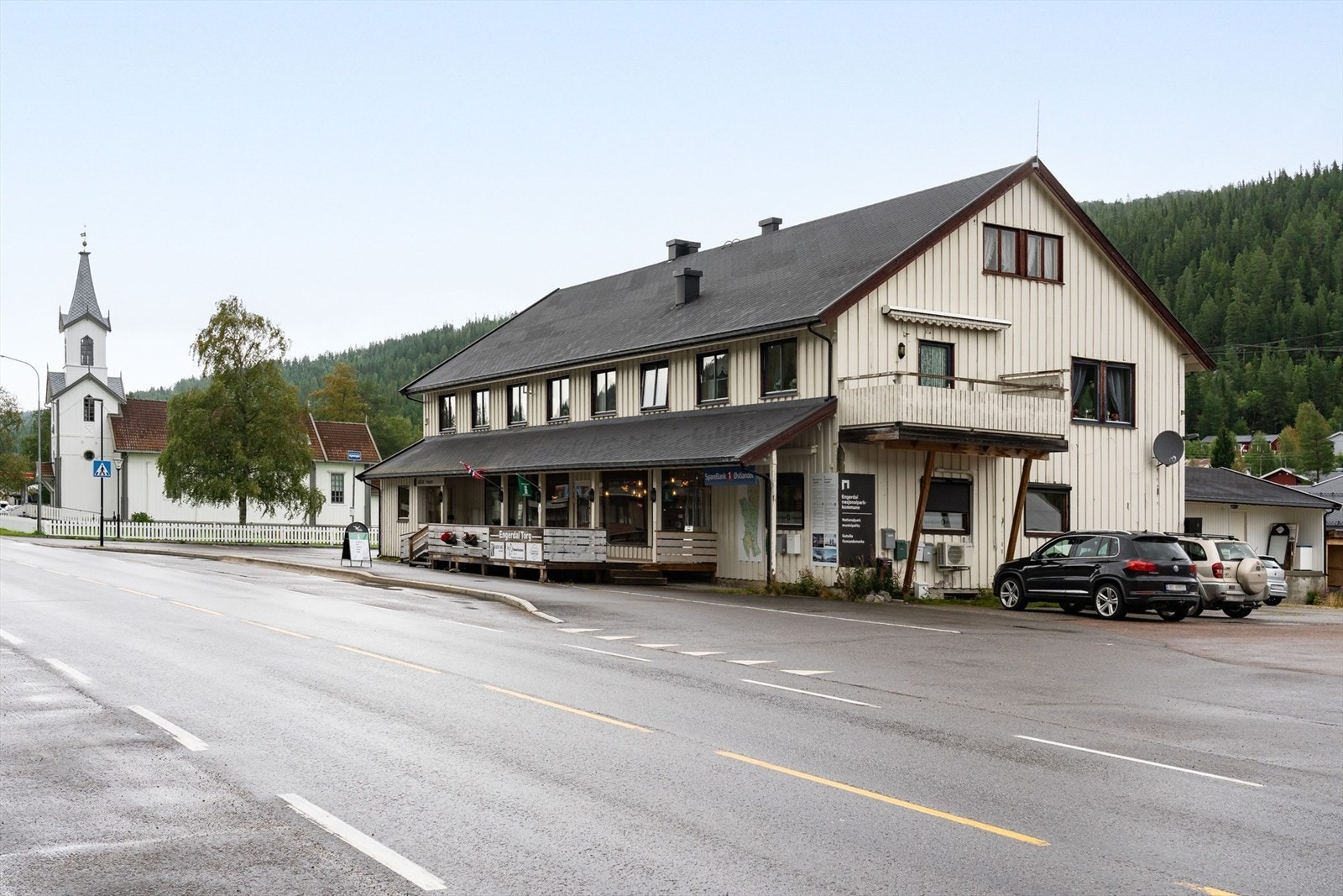 Kombinert næringsbygg i Engerdal sentrum i Engerdal kommune. Galleribilde