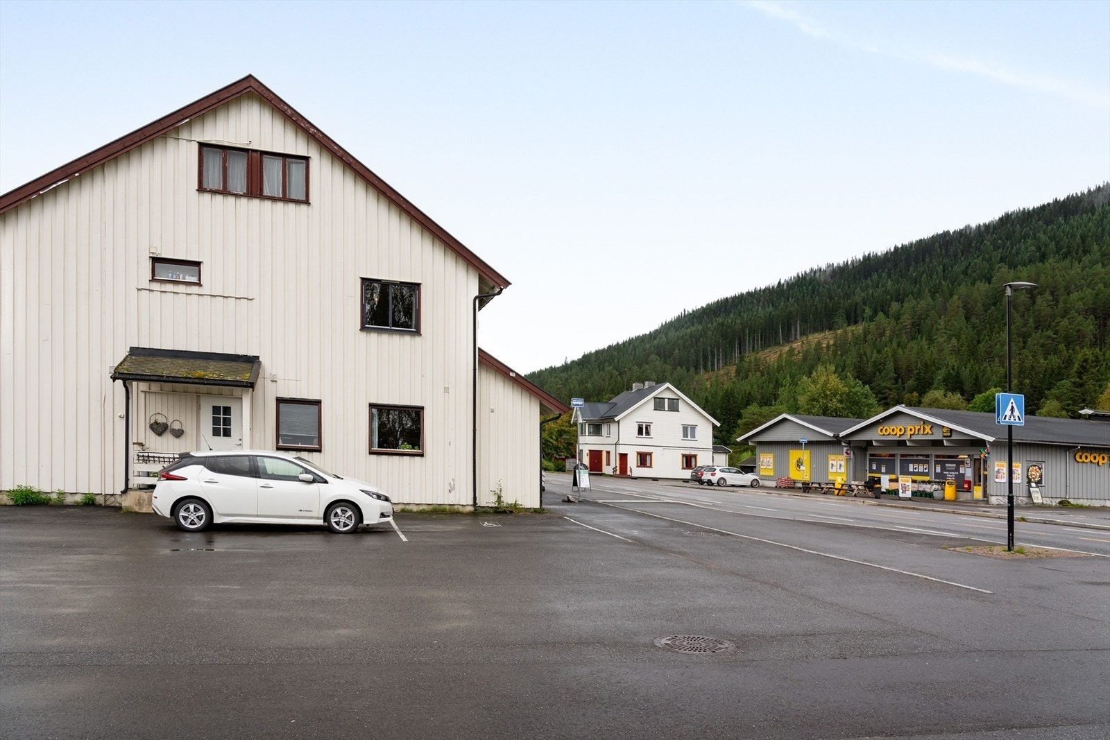 Bussholdeplass rett utenfor og Coop Prix med post-i-butikk rett over gata. Galleribilde