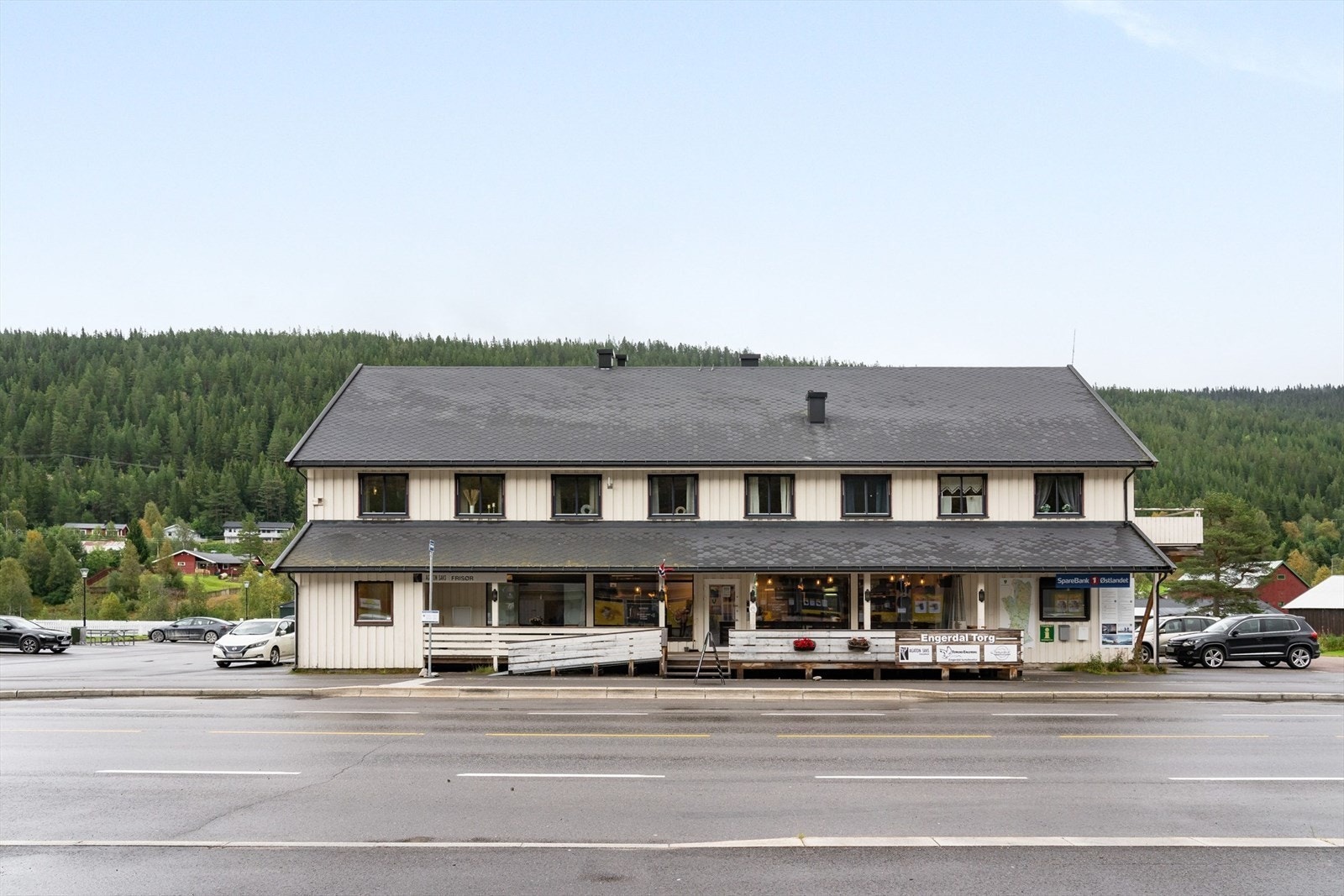 Næringsbygg med 2 etasjer, kjeller og loft. Kombinert næringsbygg med forretningslokaler og leiligheter samt tekniske rom. Galleribilde