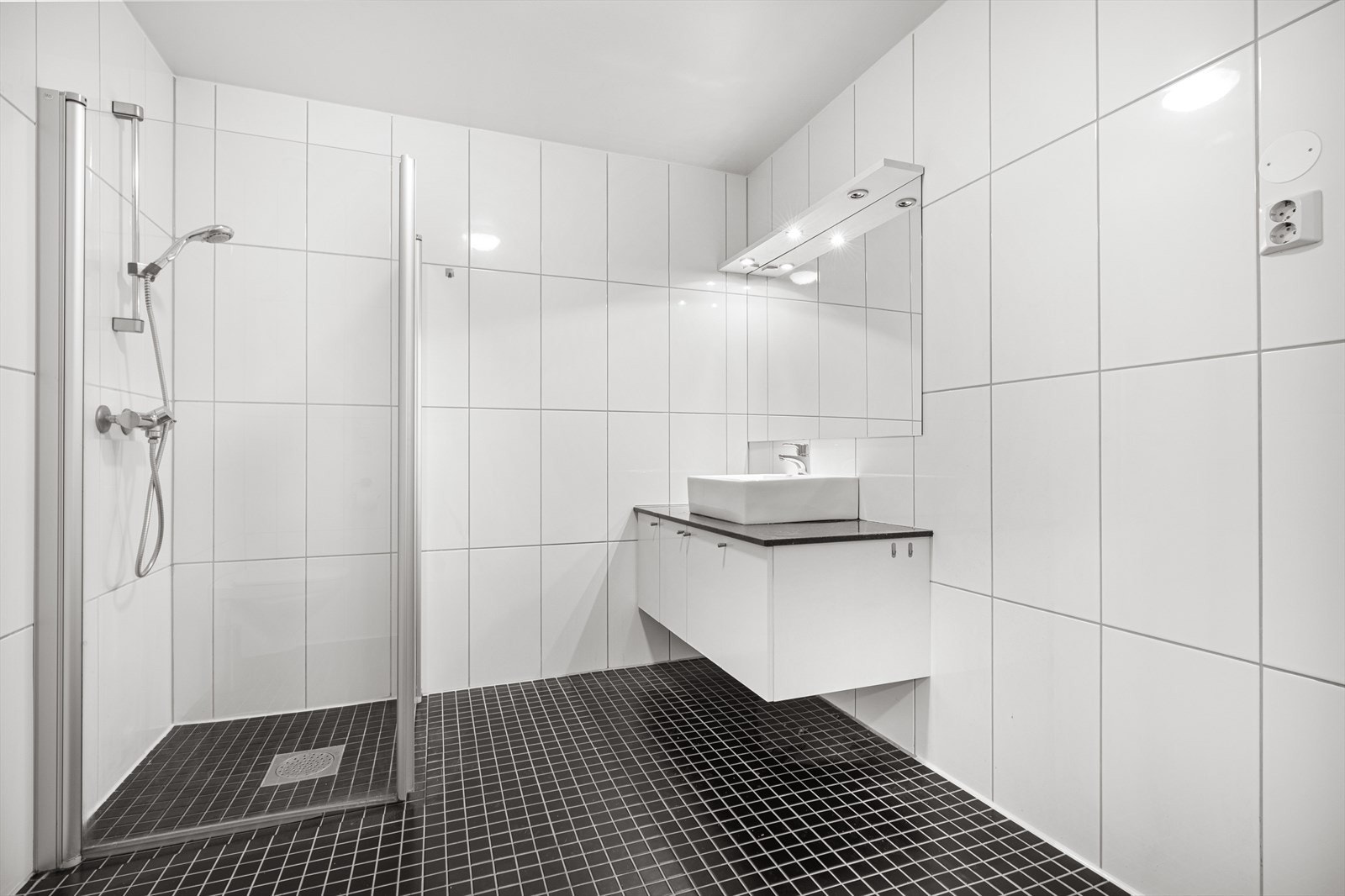 Romslig bad på 6 kvm utstyrt med toalett, dusj og servantskap Galleribilde