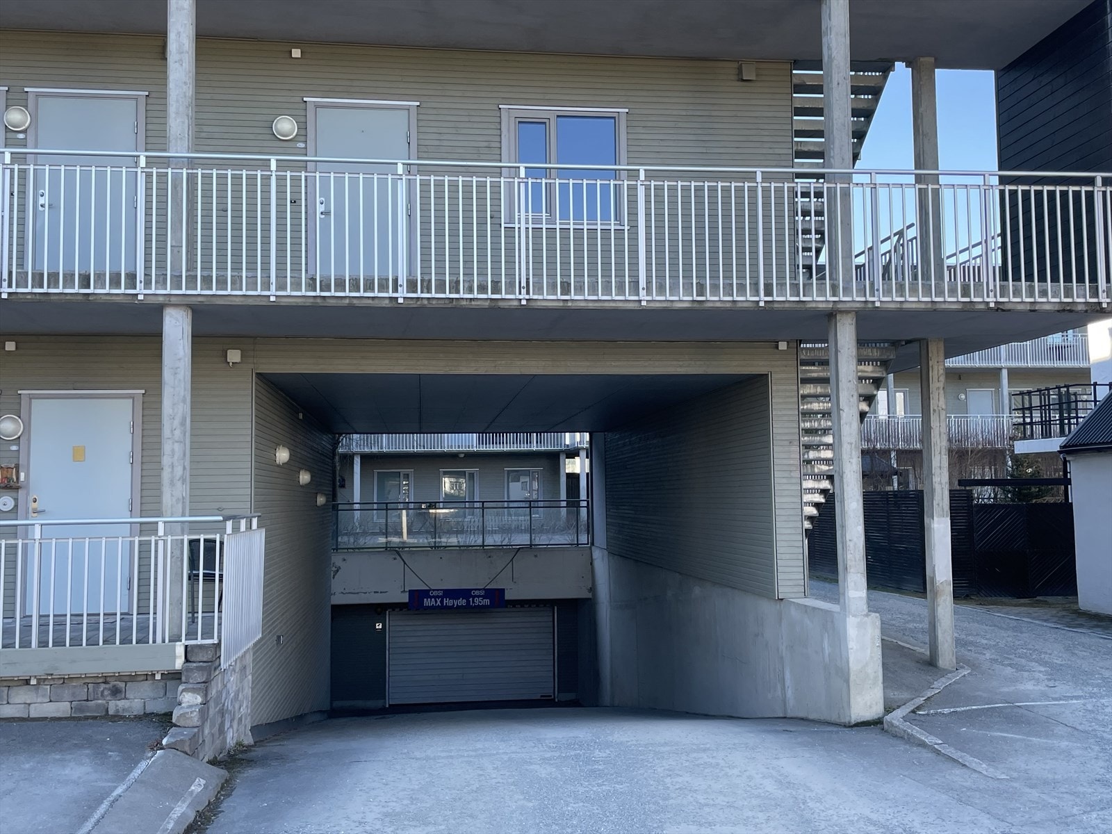 Romslig nedkjøringsrampe til parkeringskjelleren Galleribilde