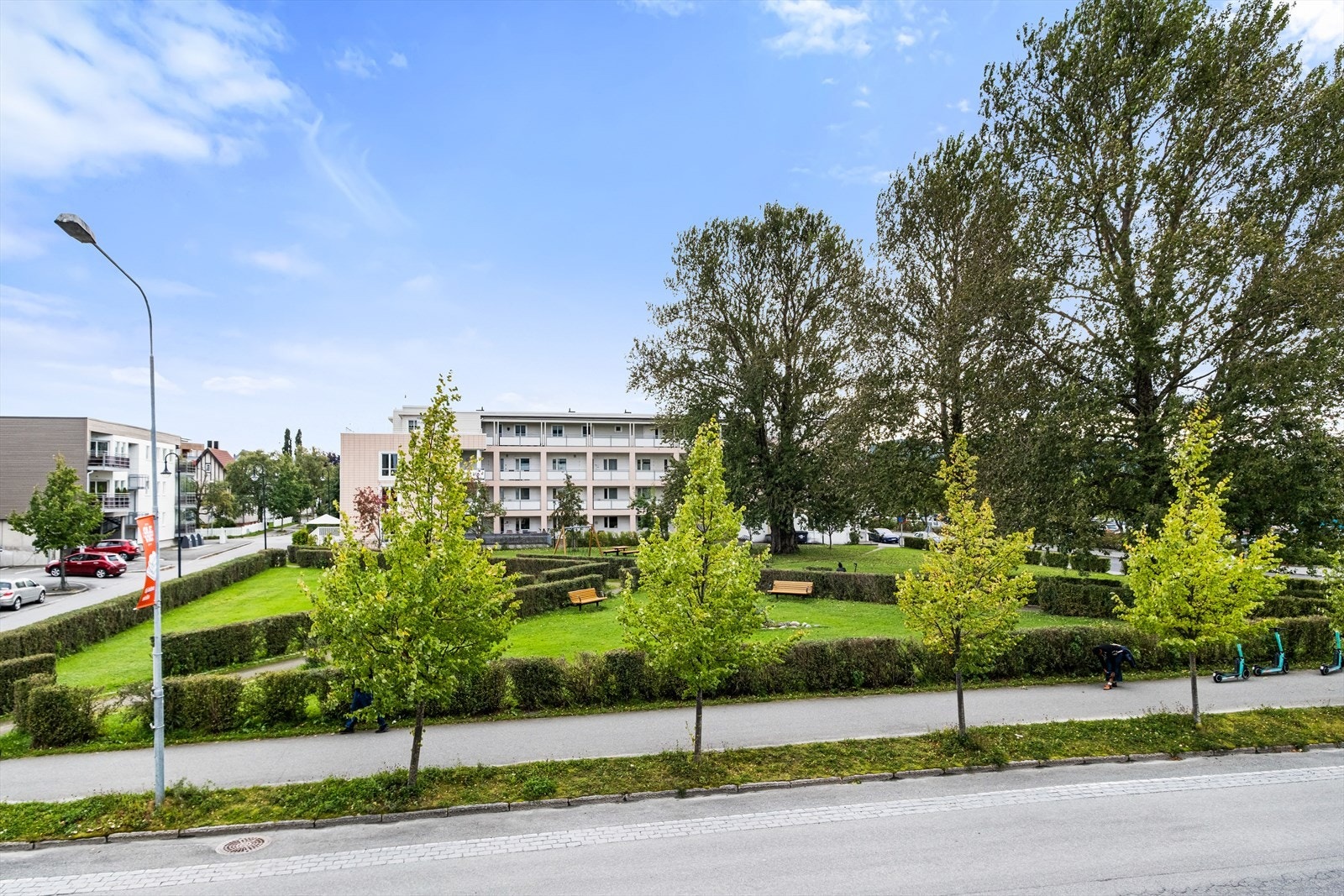 Den innglassede balkongen vender mot sør og har fantastisk utsyn over paviljong parken Galleribilde