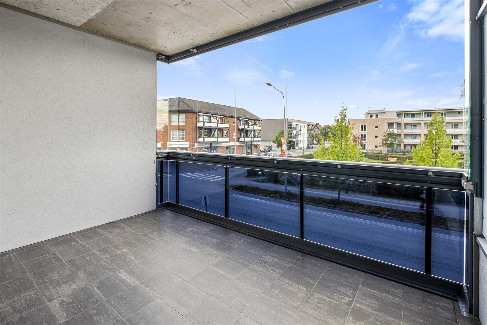 Den innglassede balkongen vender mot sør og har fantastisk utsyn over paviljong parken Galleribilde