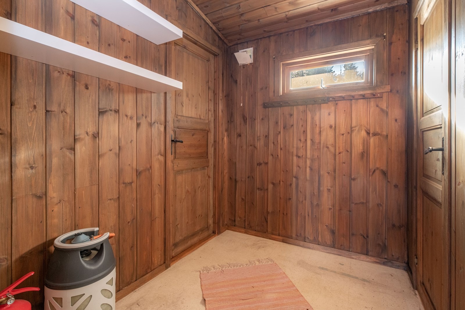 Hytta har en hyggelig entré med plass til sko og yttertøy. Galleribilde