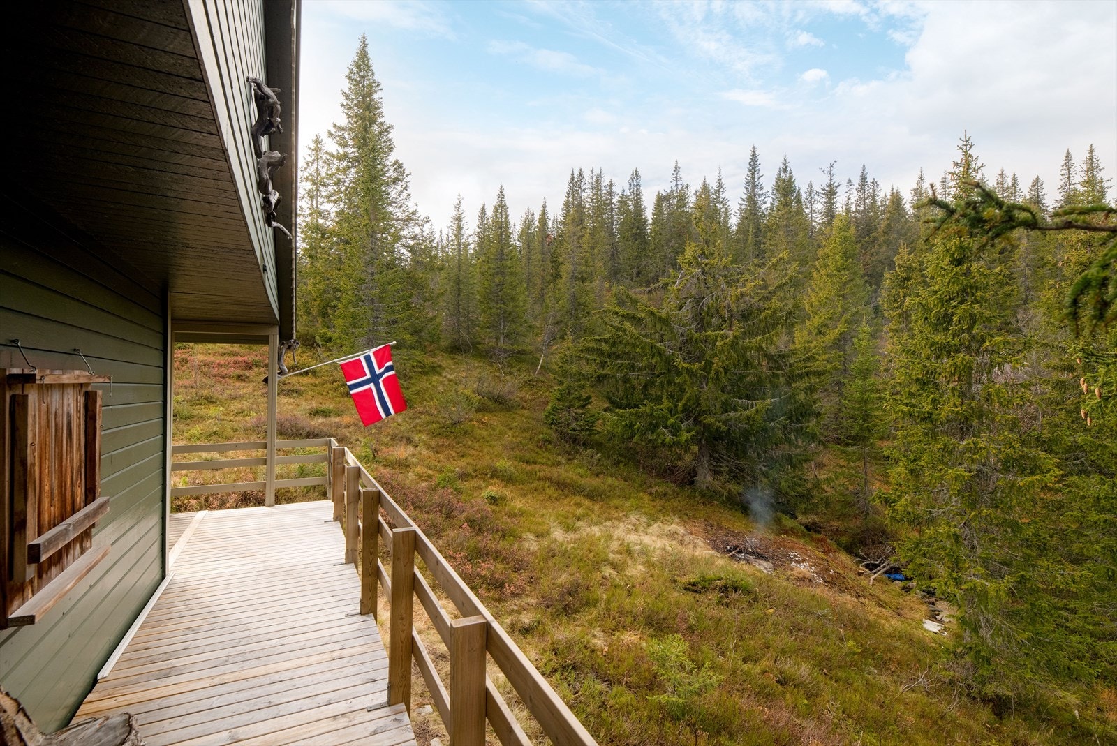 Hytta ligger usjenert til i et flott skogs- og fjellterreng med mose, lyng og trær, stier og fjell i dagen. Det er umiddelbar nærhet til herlige leke- og turmuligheter i marka. Galleribilde