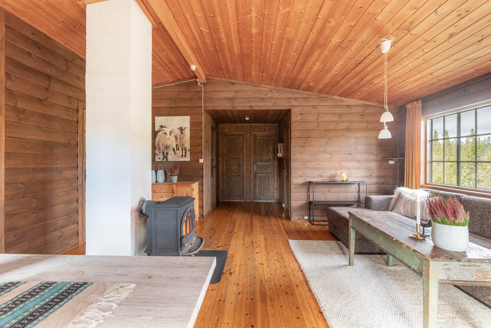 I hytta er det tre gode soverom, med totalt sju sengeplasser. Her er det plass til hele familien! Galleribilde