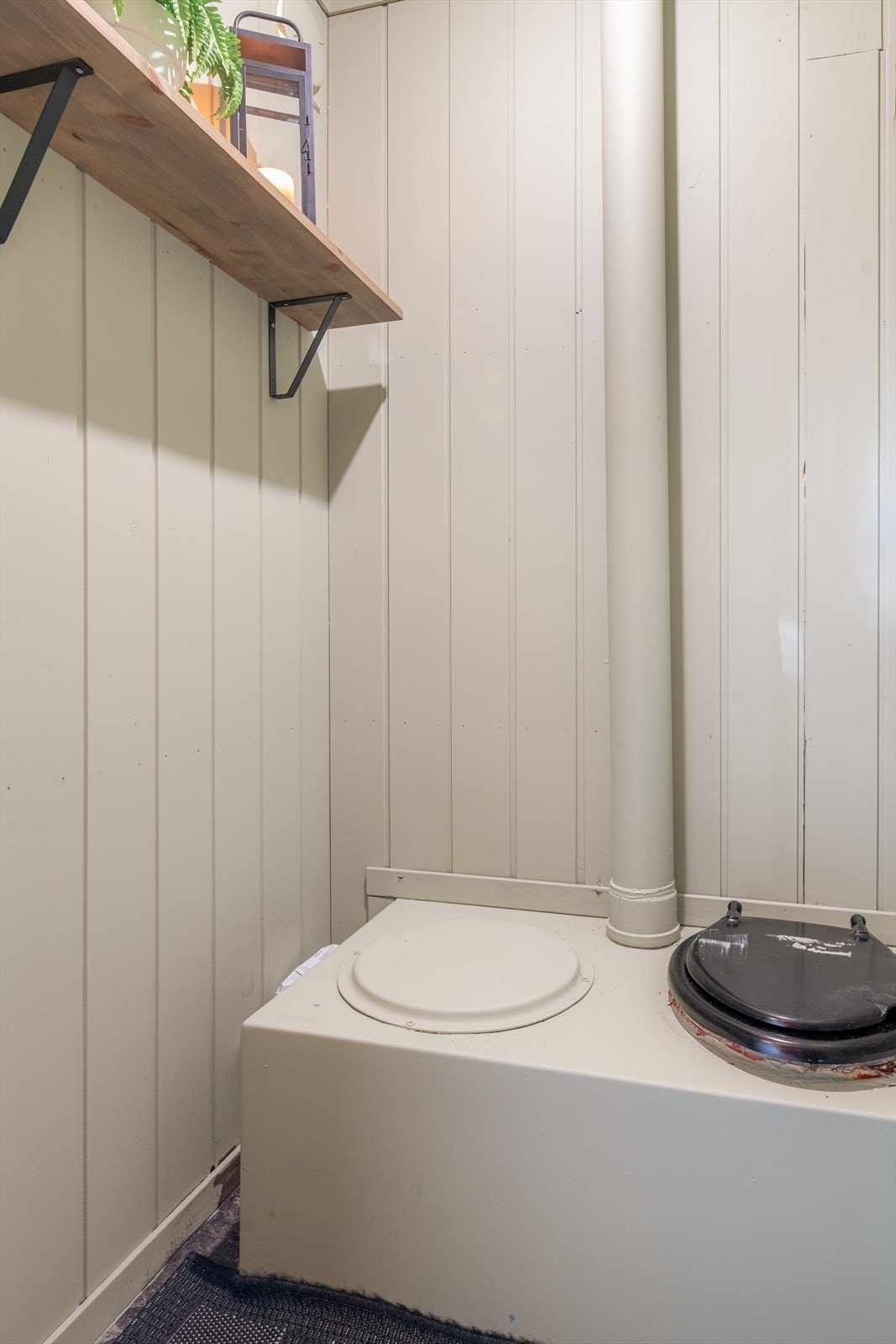 Hytta har eget toalettrom hvor det er montert tørrdass/ mulldo med beholder/kammer under hytta. Lufterør når opp på loftet. Galleribilde