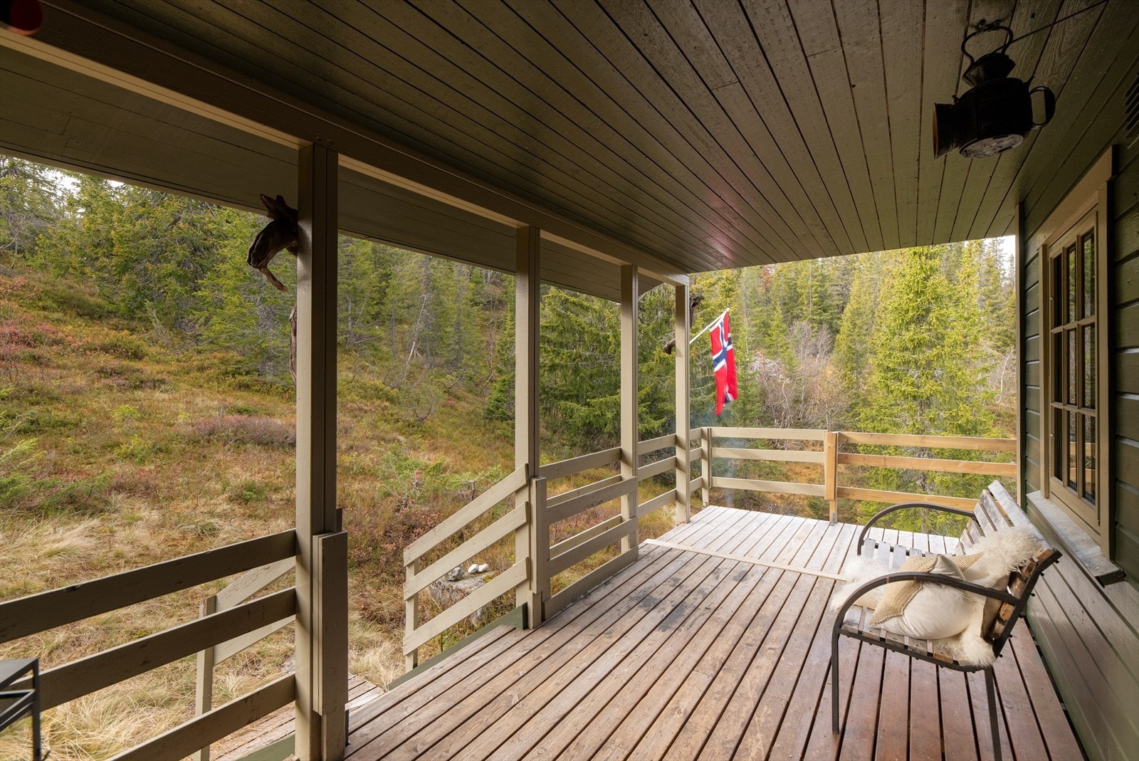 Også ved inngangspartiet har hytta en flott, delvis takoverbygget veranda med trapp ned til terrenget. Galleribilde