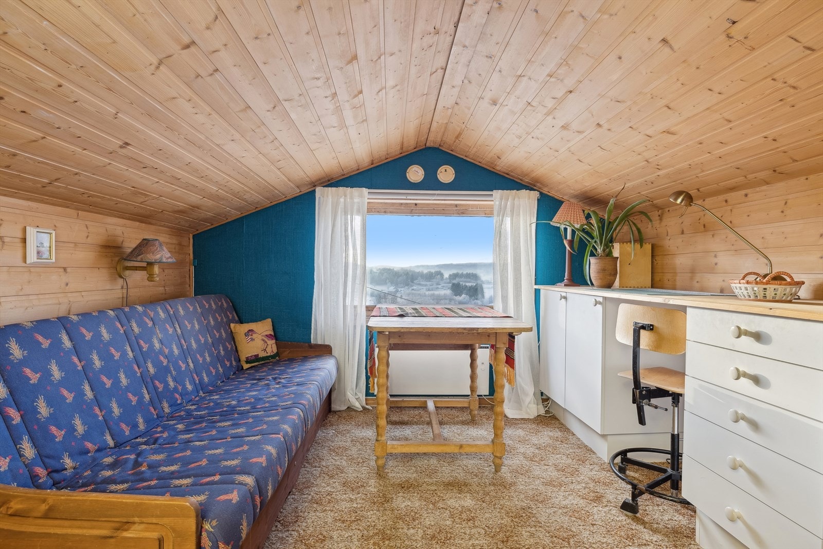 Loftetasje ble delvis innredet i 1980 - ikke omsøkt/godkjent, lavt tak og ikke målbart samt ikke godkjent rømningsvei. Galleribilde