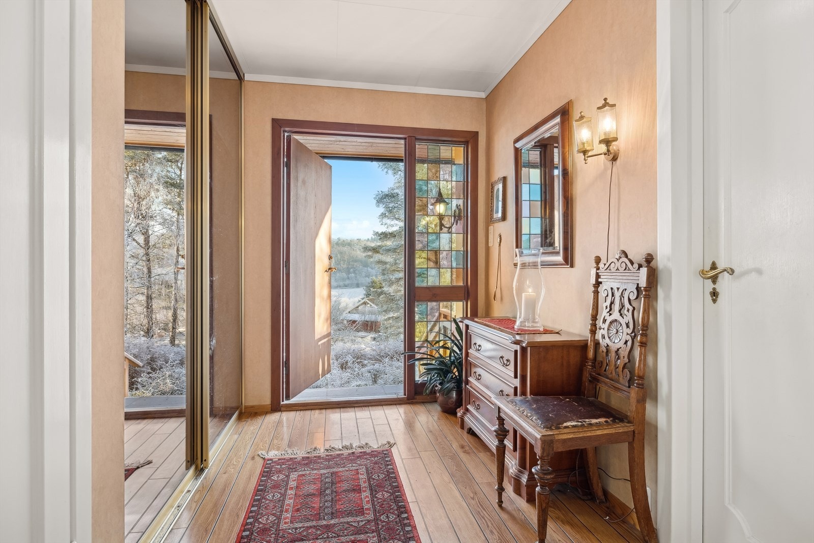 Praktisk skyvedørsgarderobe i entrèen i 1. etasje. Galleribilde