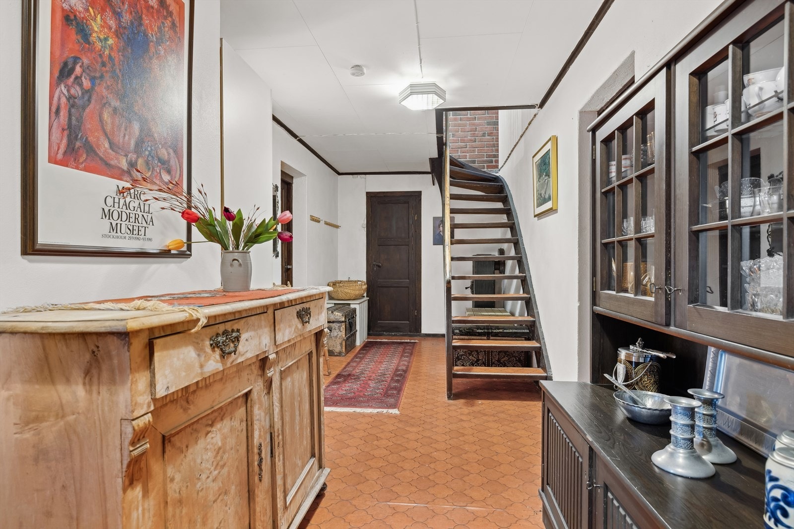 Det er inngang til boligen både i 1. etasje og i kjelleren. Inngangspartiet i kjelleren ligger i direkte tilknytning til garasjen. Galleribilde