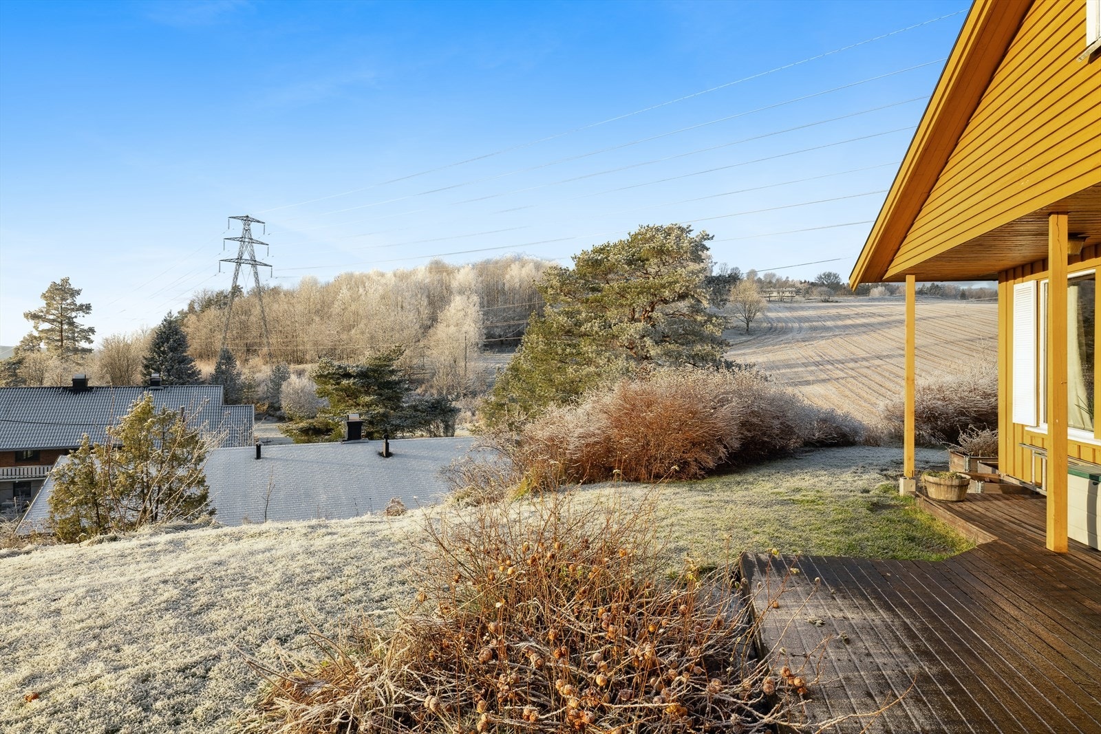 Pent opparbeidet hagetomt med steintrapp, prydplanter, stauder, busker og naturtomt. Galleribilde