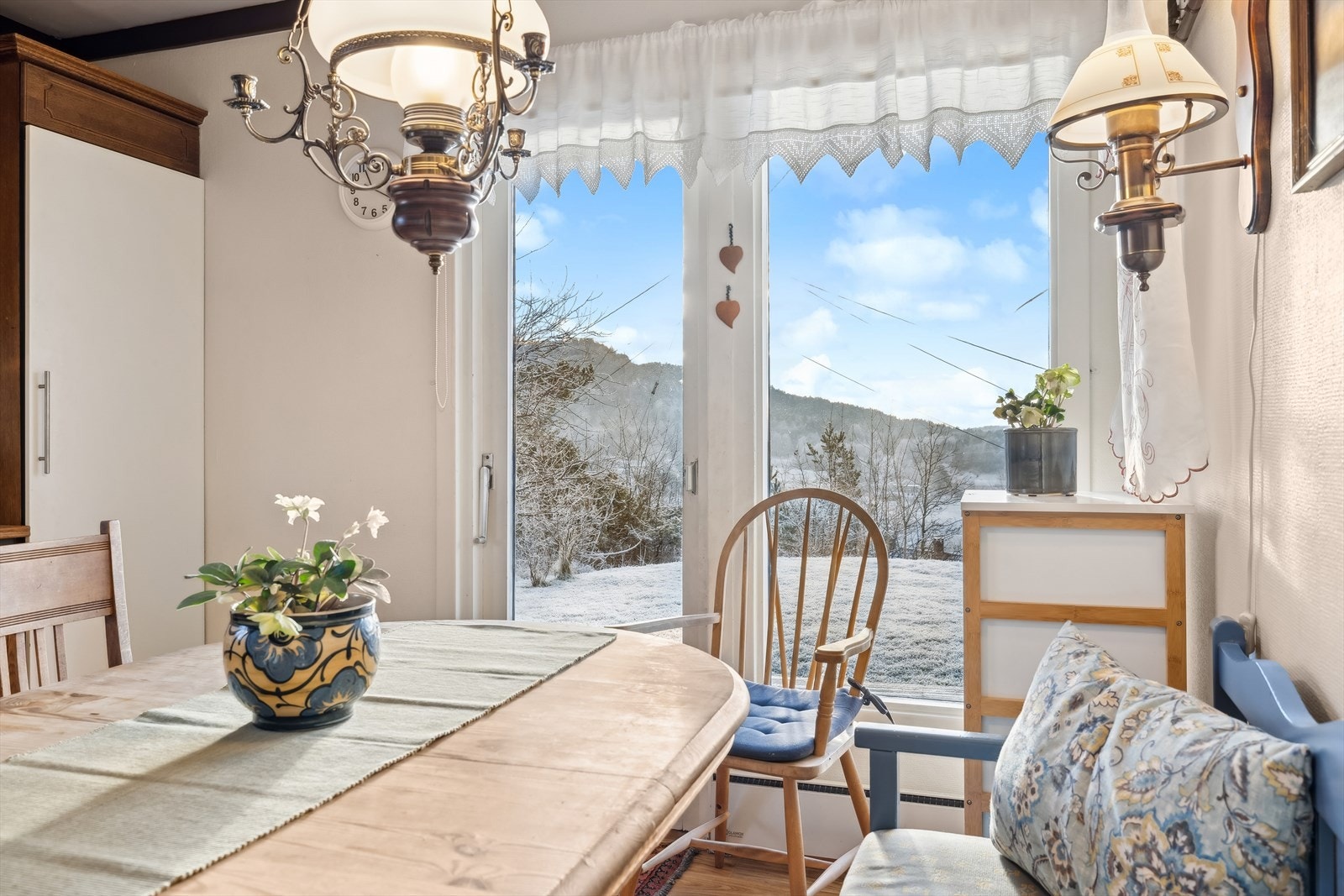 Utgang til en herlig sydvendt terrasse og hage. Galleribilde