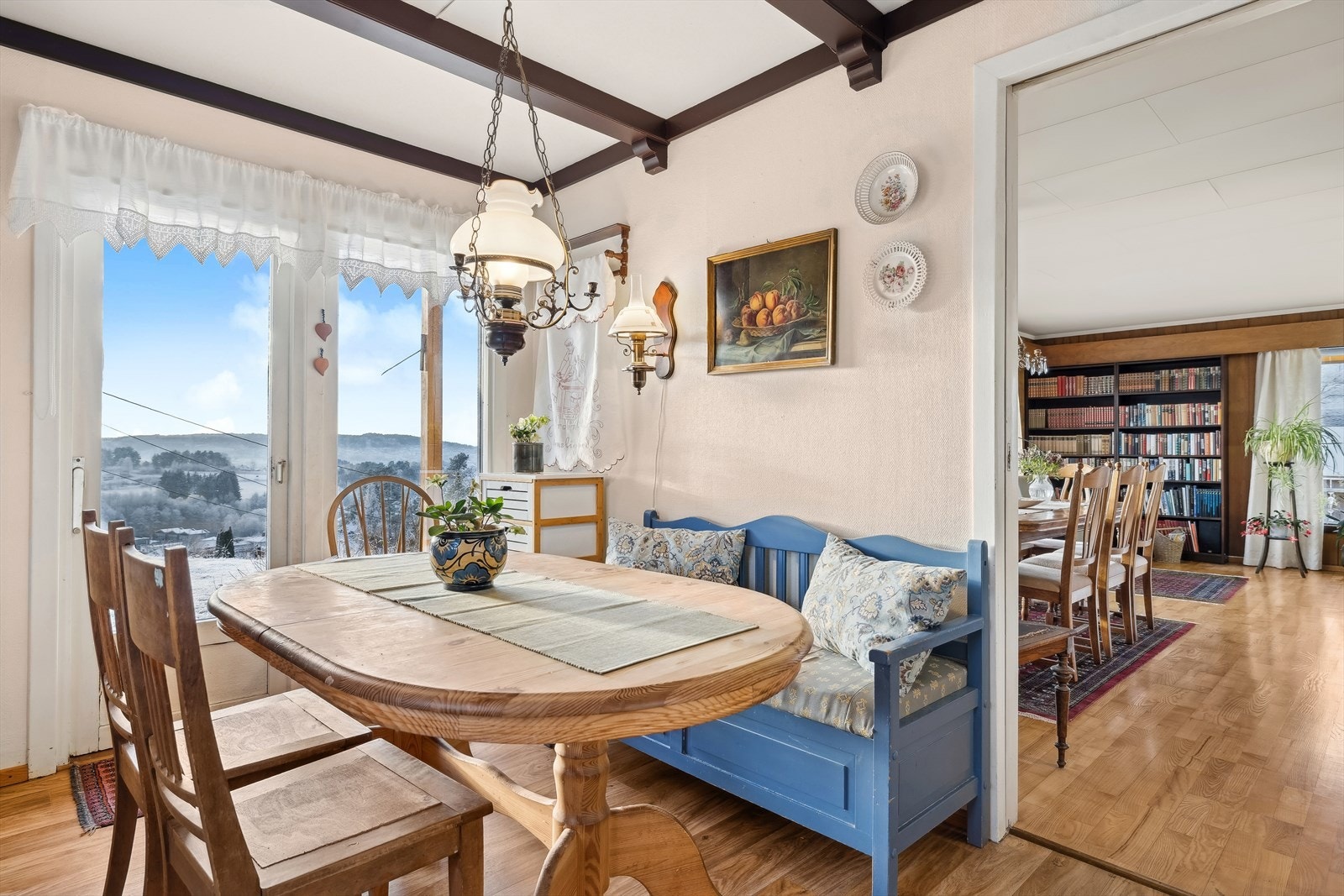 Fra kjøkkenet er det en fantastisk utsikt mot Hovenga, Vallermyrene og omkringliggende områder. Galleribilde