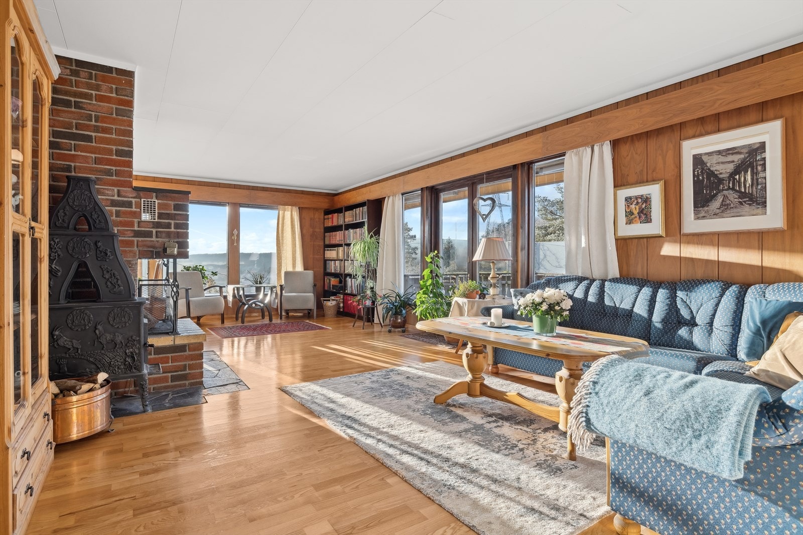 Boligen har fine kvaliteter fra opprinnelig byggeår og pene parkettgulv i hovedetasjen. Behov for noe oppgradering. Galleribilde