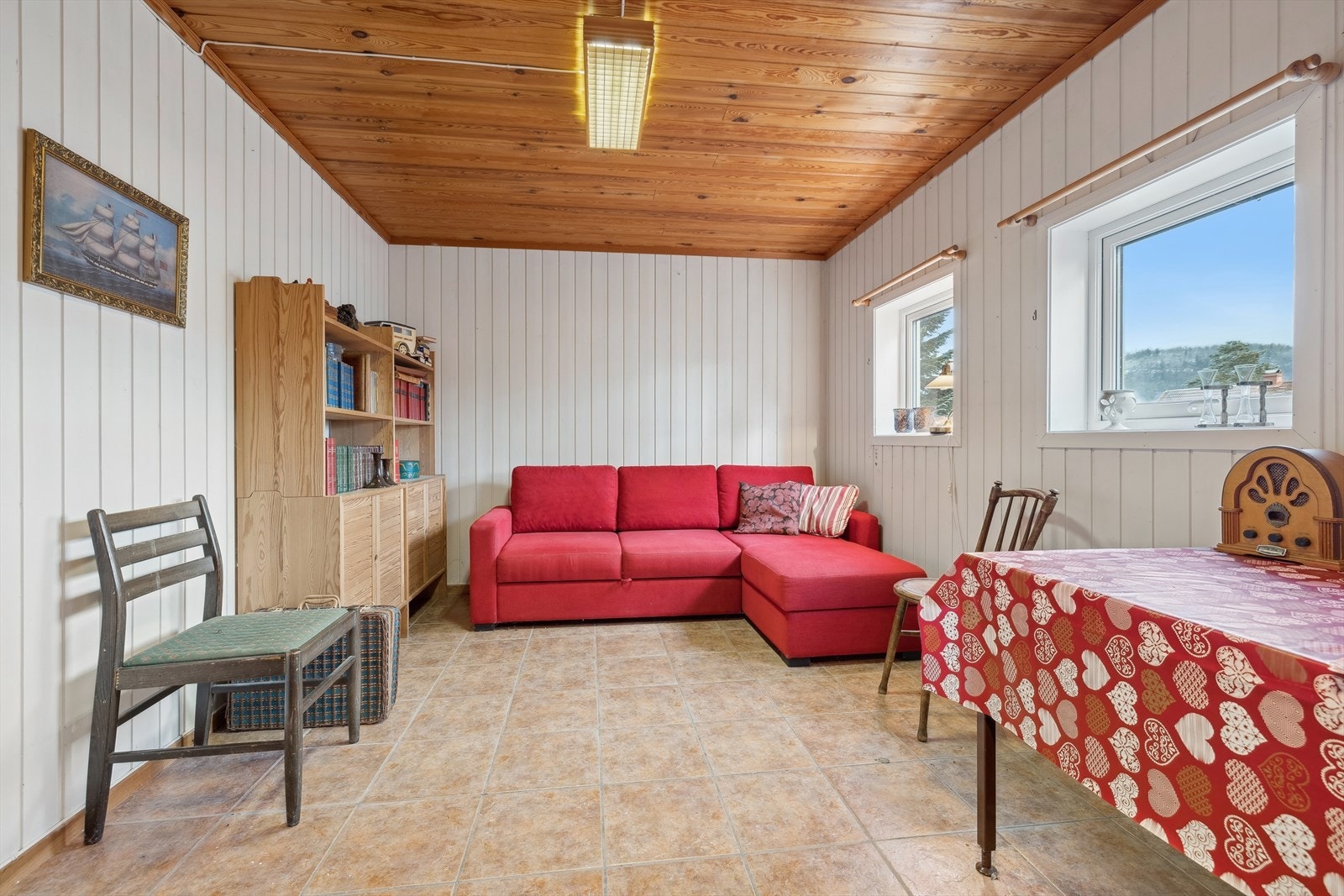 I kjelleren finnes også en stue, tegnet inn som hybel på godkjente tegninger. Galleribilde