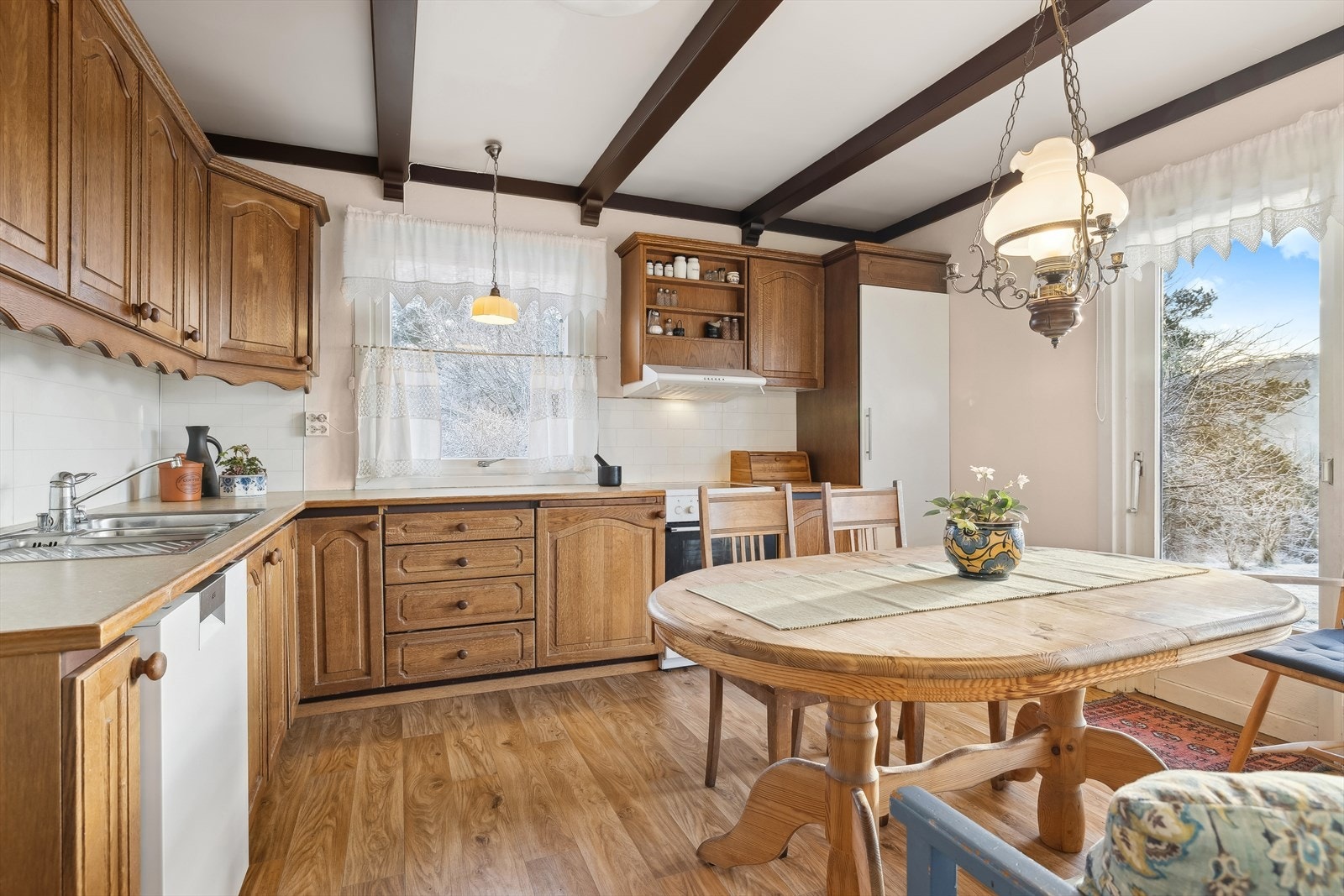 Profilert kjøkkeninnredning fra 1994, laminert benkeplate med eikelist i front, nedfelt stålvask med liten skyllekum. Galleribilde