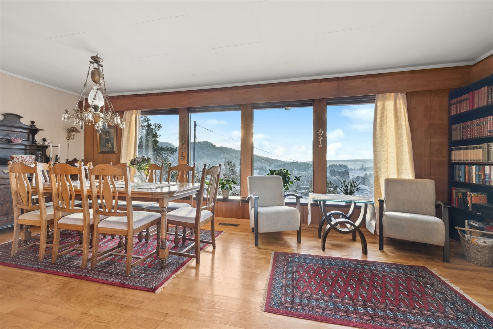 Rommet har godt med naturlig lysinnslipp gjennom de mange vindusflatene. Flotte utsiktsforhold! Galleribilde