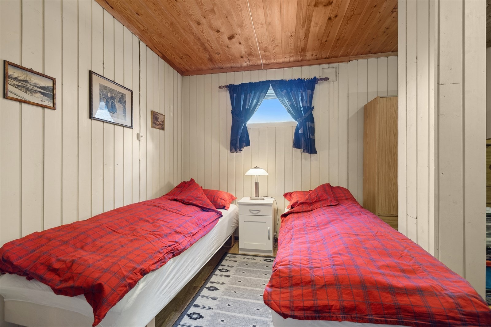 I tillegg finnes et rom i kjelleren som i dag er innredet som soverom. Dette rommet er ikke omsøkt/godkjent - se pkt. ferdigattest. Galleribilde