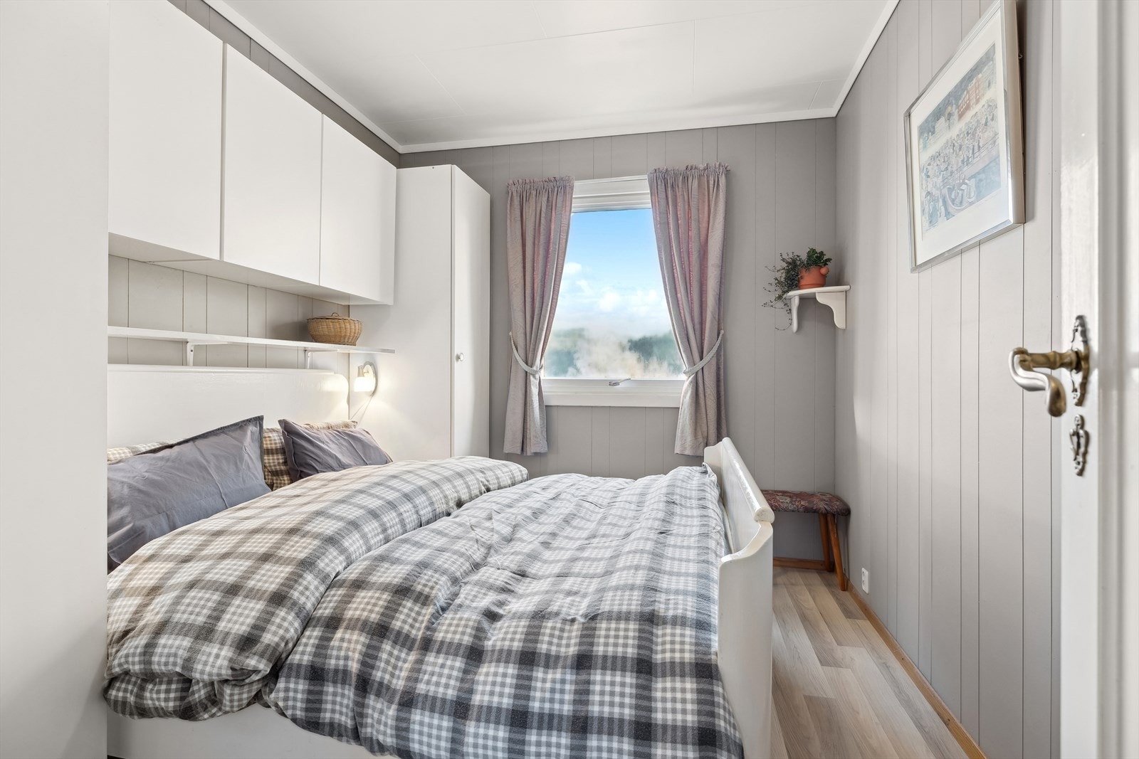 Boligen inneholder opprinnelig 3 godkjente soverom - alle beliggende i 1. etasje. Galleribilde