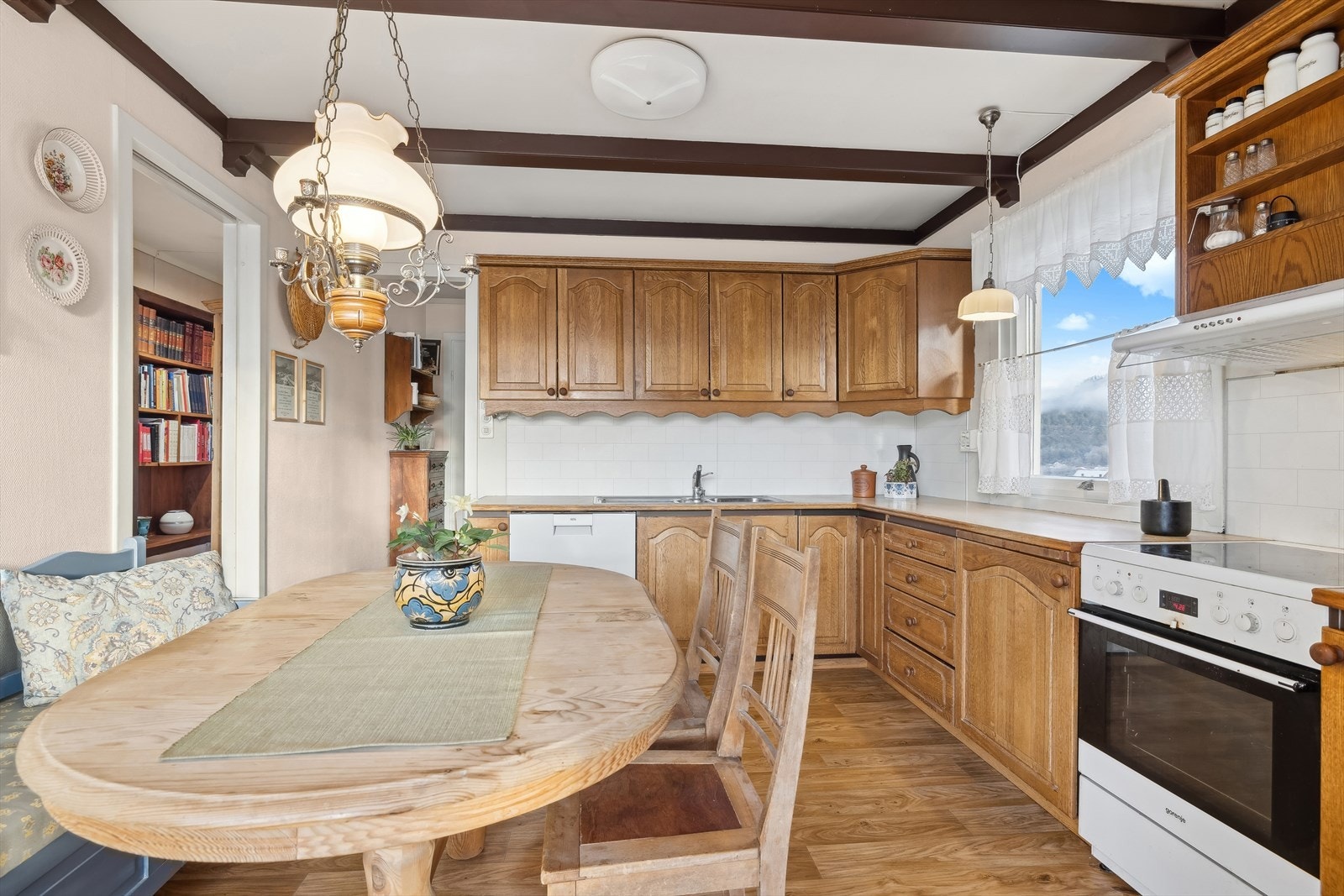 Kjøkkenet ligger i boligens 1. etasje. Galleribilde