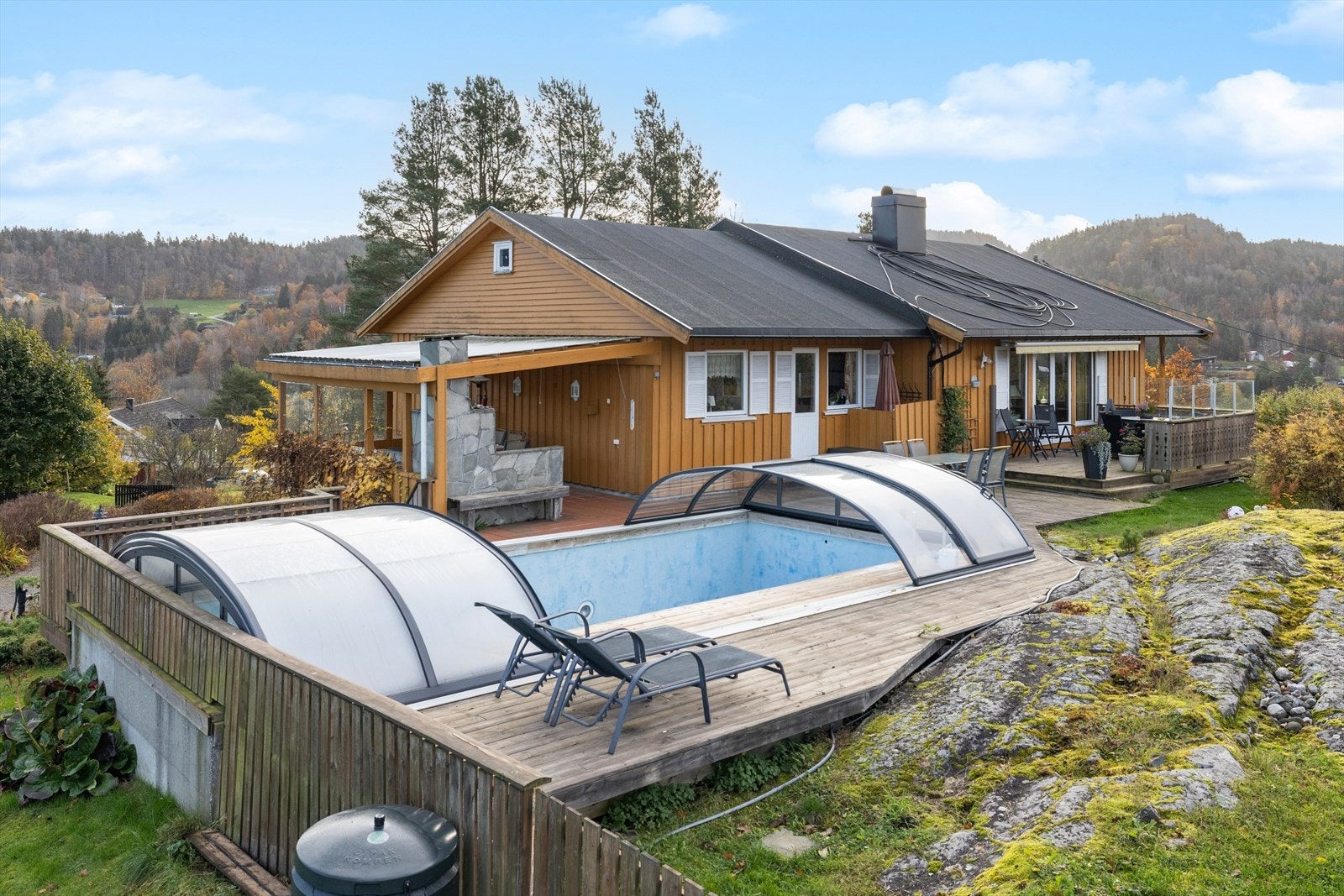 Flere herlige uteplasser og innglasset svømmebasseng - se pkt. ferdigattest. Galleribilde
